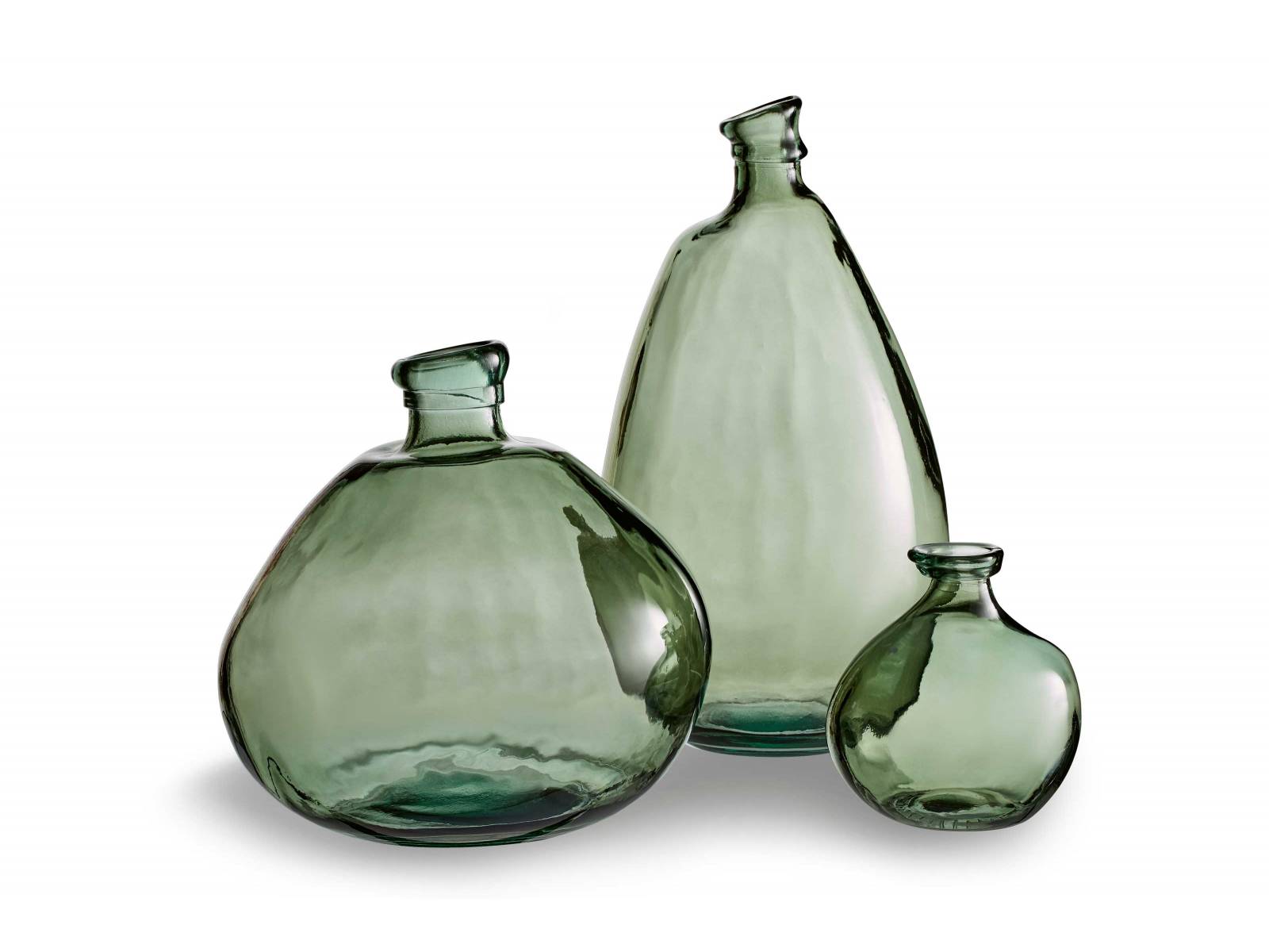 Für einen Fliederzweig aus dem Garten oder einfach zur Dekoration im Outdoorbereich – die Vasen «Caecilia» machen eine gute Figur, besonders wenn sie wie hier als Dreier-Ensemble gezeigt werden. Aus 100% Recyclingglas. MICASA.