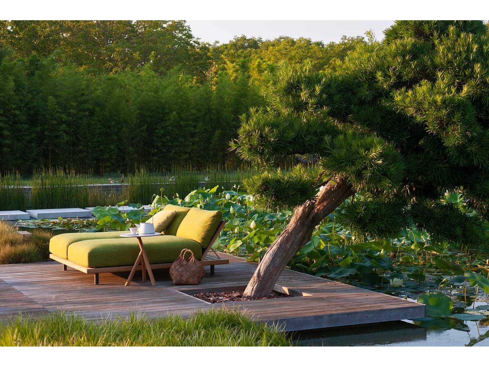 Die Kollektion «Philia» trägt Rodolfo Dordonis Handschrift, die eine tiefe Verbundenheit mit der Traditionsmarke spiegelt. Das modulare Sofasystem, zu dem auch diese Liegen gehören, überzeugt durch grosszügige Proportionen und Flexibilität. Die leicht erhöhte Basis jeder Einheit erinnert an Teakholz-Decks klassischer Boote. RADO.