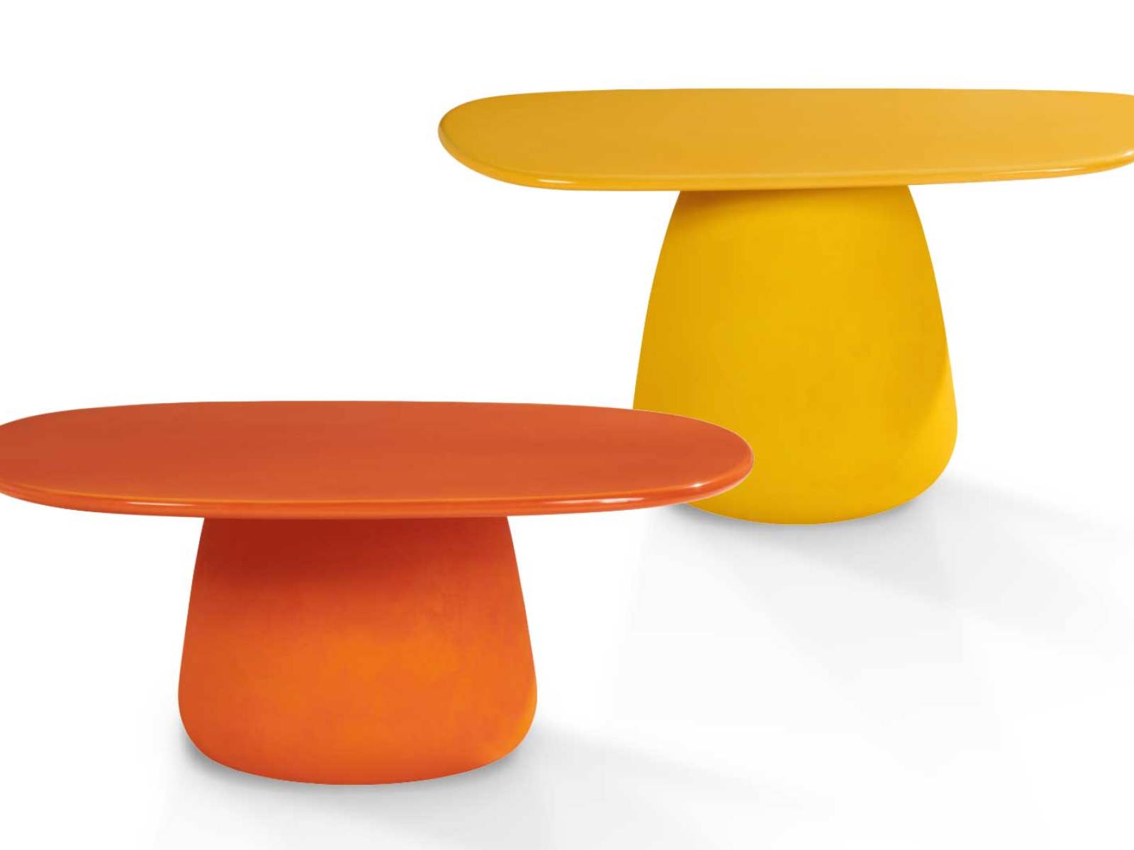 Wie bunte Blumen auf  einer Sommerwiese leuchten Dai Sugasawas «Kino»-Tische unter freiem Himmel: Die Cocktail-, Beistell- und Säulentische aus emailliertem Steingut gibt es unter anderem in sattem Gelb und Orange. ROCHE BOBOIS.