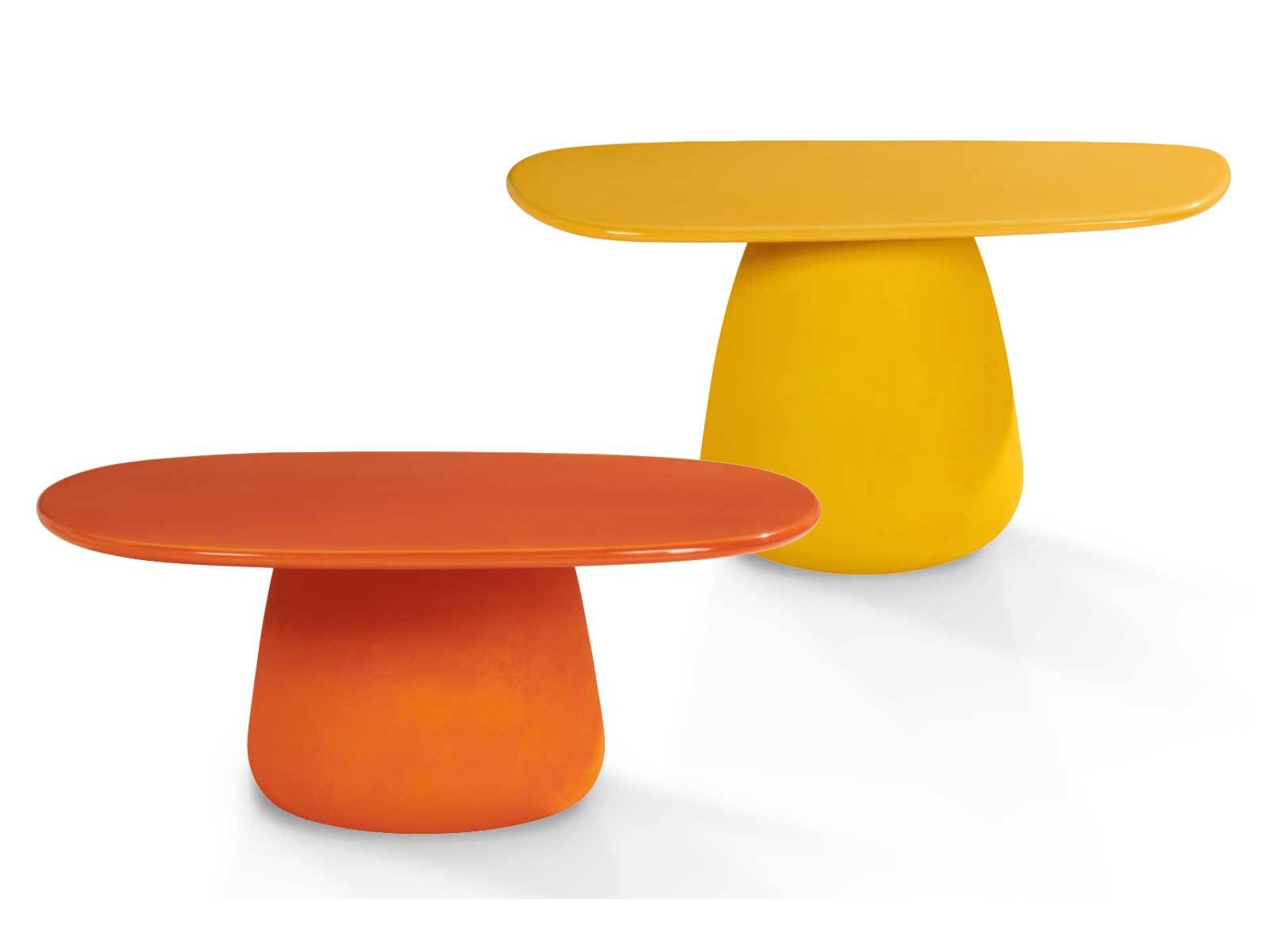 Wie bunte Blumen auf  einer Sommerwiese leuchten Dai Sugasawas «Kino»-Tische unter freiem Himmel: Die Cocktail-, Beistell- und Säulentische aus emailliertem Steingut gibt es unter anderem in sattem Gelb und Orange. ROCHE BOBOIS.
