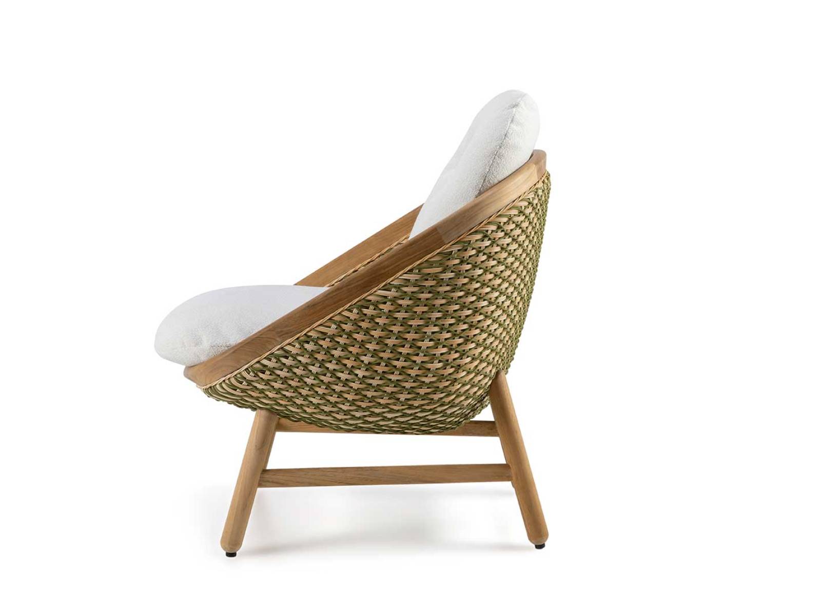 Im «Theodora» Lounge-Lehnstuhl weben sich handwerkliche Präzision und natürliche Anmut zum schützenden Kokon. Gebogenes Teakholz und ein olivfarbenes Flechtwerkrahmen die Sitzfläche, dessen rautenförmiges Muster eine feine Tiefe erzeugt. ETHIMO.