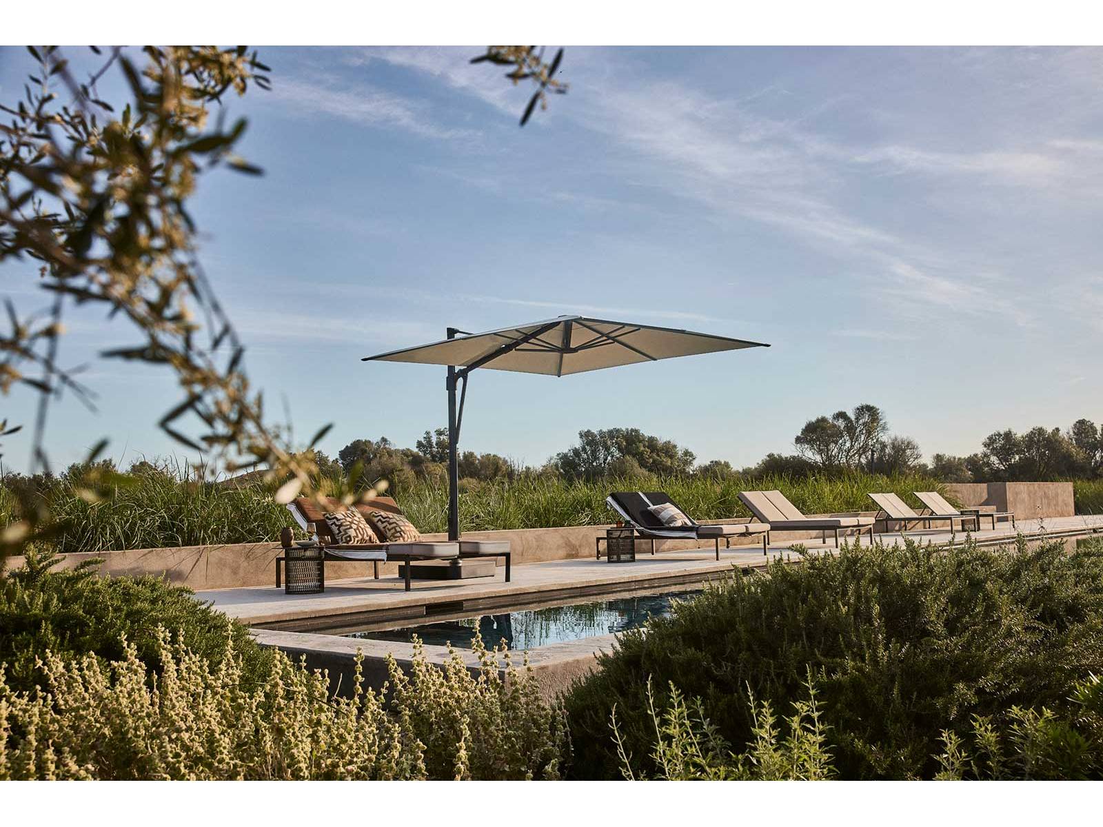 Das flache, fast schwebende Schirmdach des neuen Modells «Vita Sfera» überzeugt nicht nur ästhetisch. Mit einem UV-Schutz bis 98 Prozent, einer Neigbarkeit bis 54 Grad und einer bequemen 360-Grad-Rotation bündelt Glatz hohe Funktionalität in diesem Schirm. GLATZ.