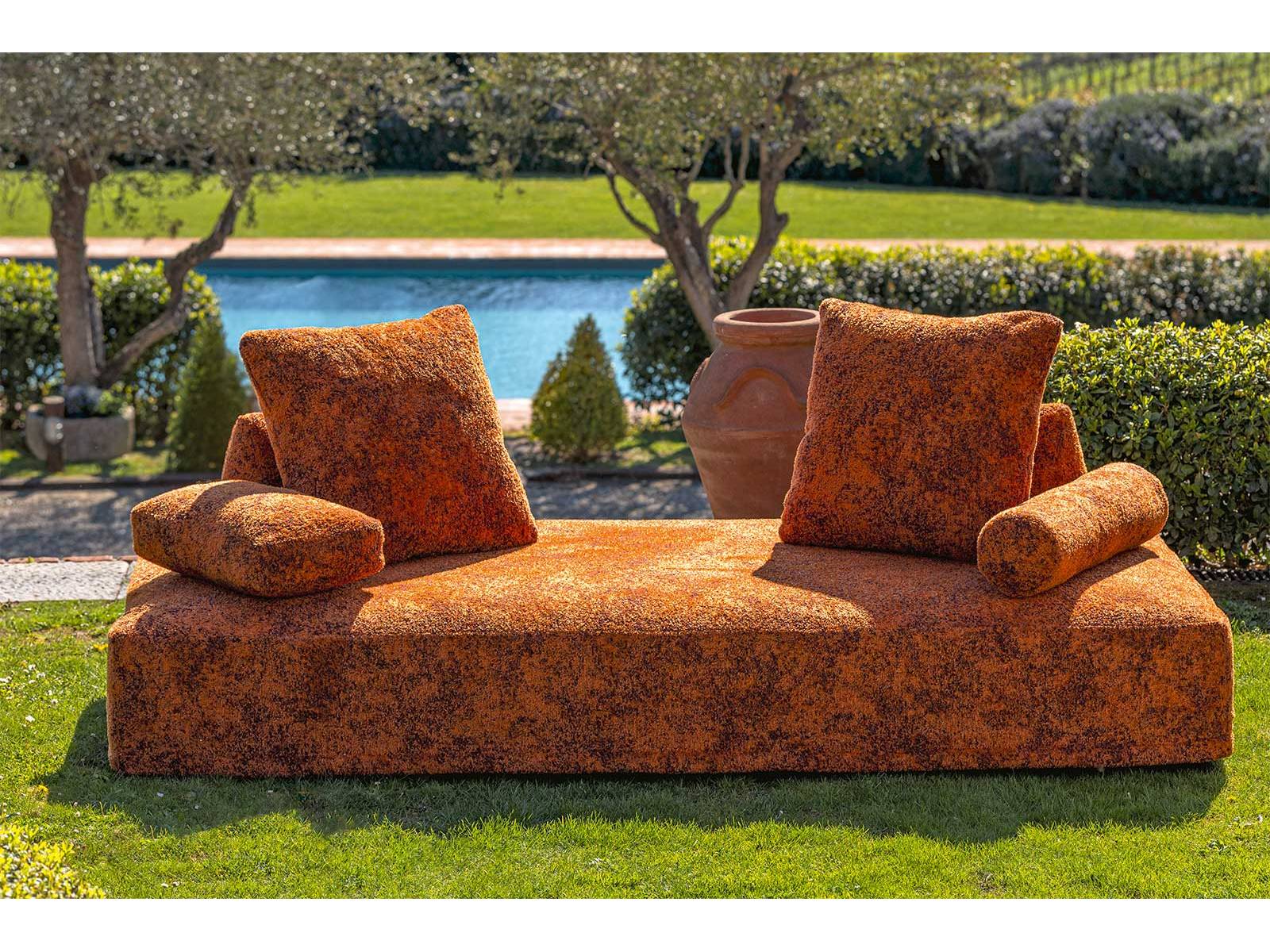 Raffiniert wie der Marmor, dem er nachempfunden ist, überträgt «Every Stone» dessen Tiefe und Farbvielfalt in ein wetter- und lichtbeständiges Outdoormöbel. Das unregel­mässige dreidimensionale Bezugsmaterial unterstreicht die typischen Farbnuancen, die von Carrara Statuary White über warm-goldenes Royal Yellow bis zu einem tiefen Imperial Red reichen. Foto Alessandro Moggi. EDRA.