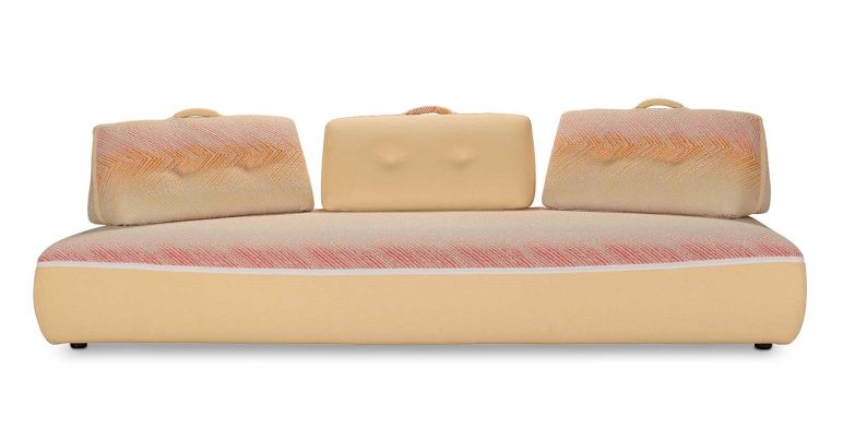 Verstellbare Rückenlehnen, frei auf den grosszügigen Bänken positionierbar, machen «Formentera» von Philippe Bouix zu einem flexiblen Outdoormöbel. Mit Bezügen aus ikonischen Missoni-Stoffen bringt es sommerliche ­Leichtigkeit ins Spiel. ­roche-bobois.com 