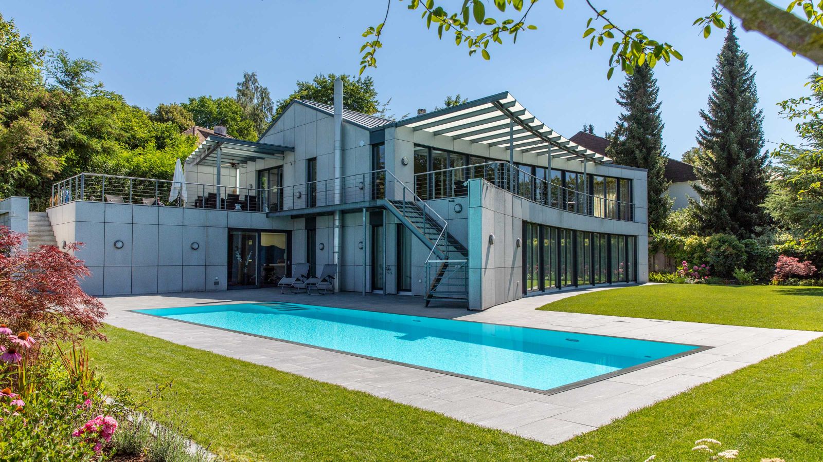 Der grau umsäumte Rand des weissen Pools verleiht dem Überlauf «Niveko Advance Whisper» einen Hauch Extravaganz.