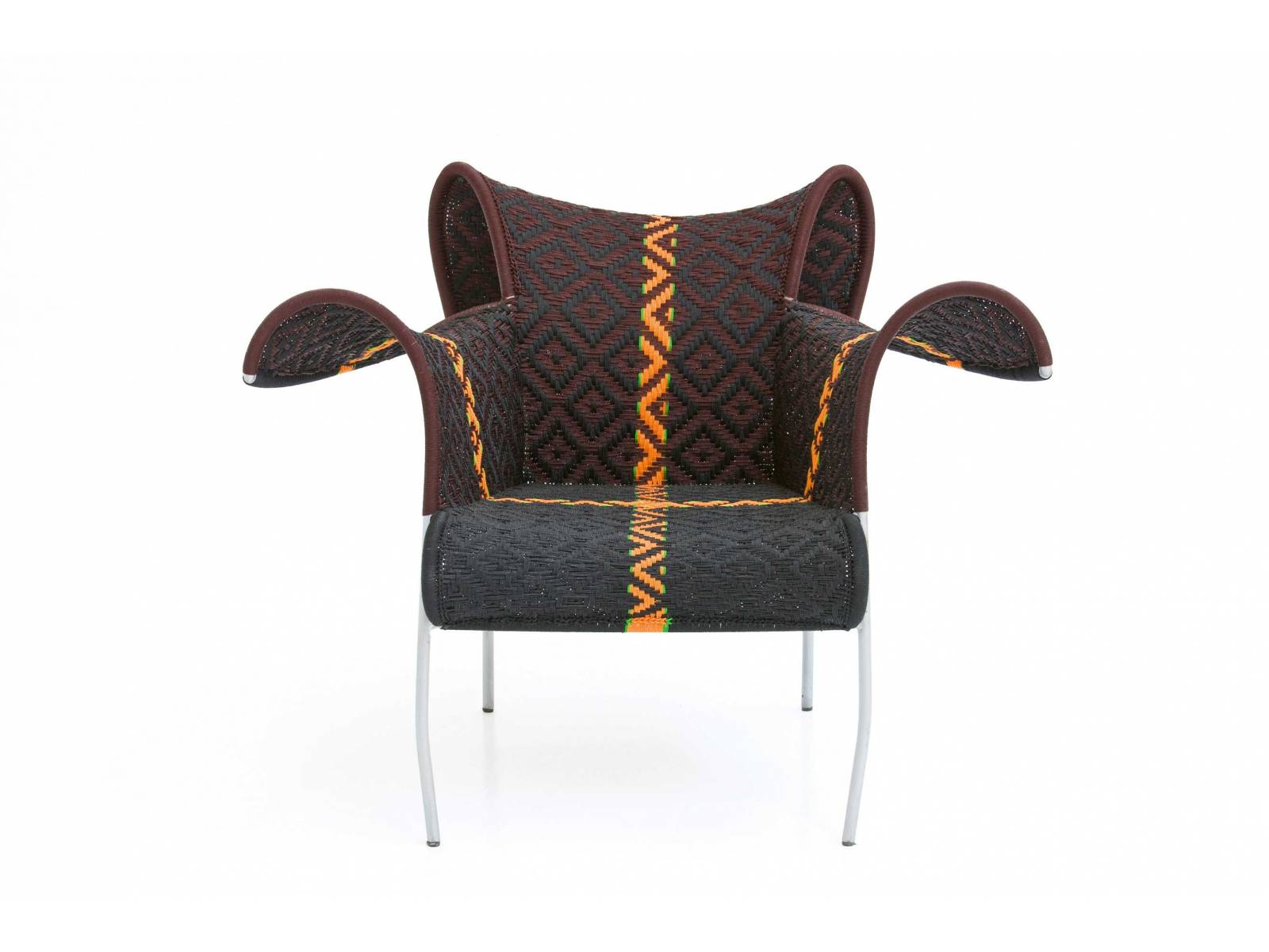 Für «M&#039;Afrique» durften seit 2009 schon einige DesinerInnen einen Entwurf beisteuern. Der Stuhl «Ibiscus» stammt von Dominique Pétot und wird wie alle Stücke der Kollektion im Atelier im Senegal unter der künstlerischen Leitung von Abdou Salam Gaye hergestellt. MOROSO.