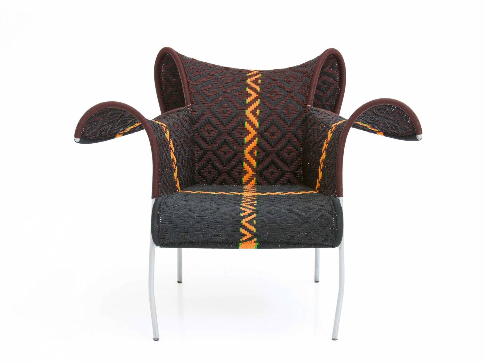 Für «M'Afrique» durften seit 2009 schon einige DesinerInnen einen Entwurf beisteuern. Der Stuhl «Ibiscus» stammt von Dominique Pétot und wird wie alle Stücke der Kollektion im Atelier im Senegal unter der künstlerischen Leitung von Abdou Salam Gaye hergestellt. MOROSO.