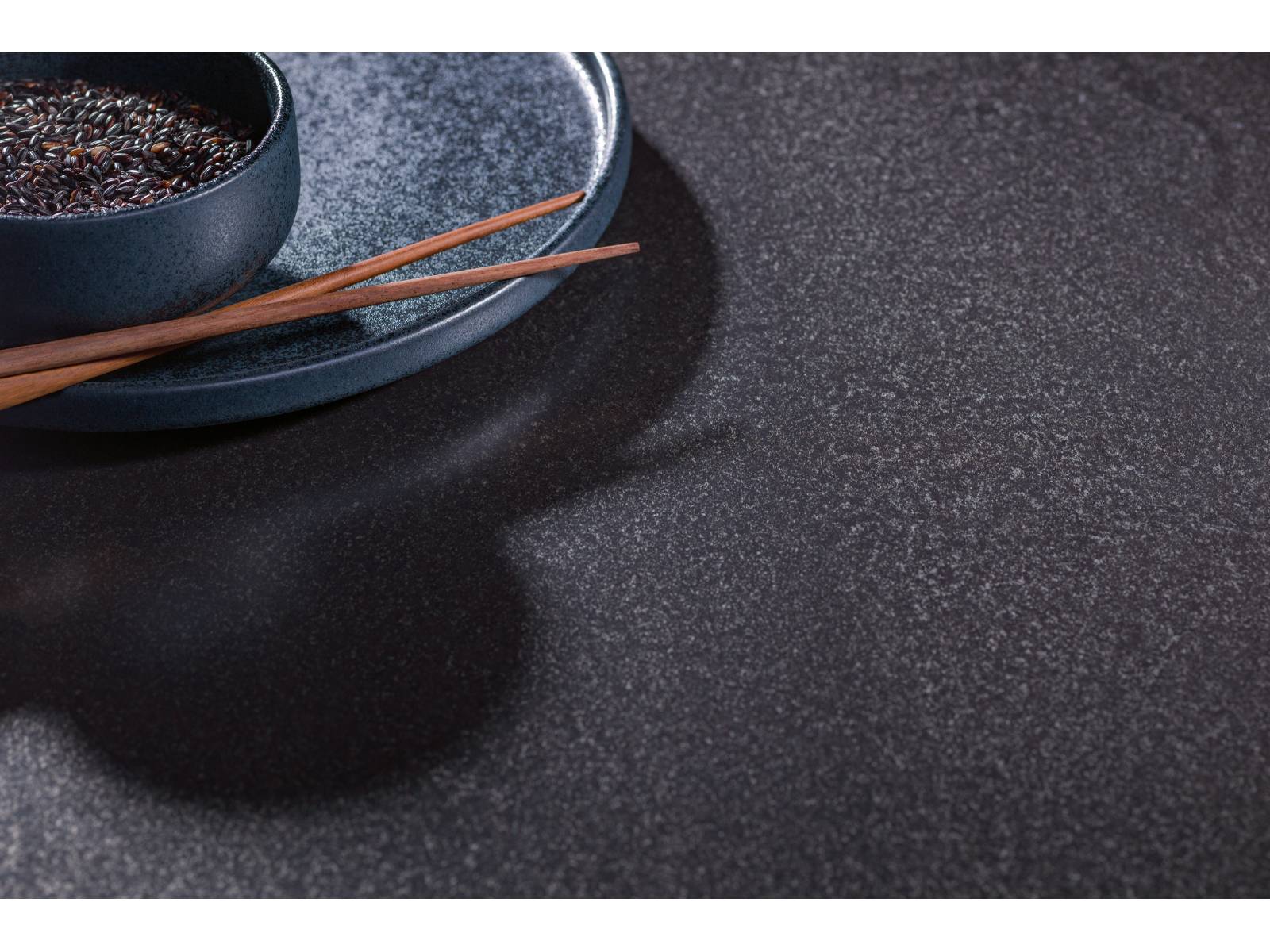 Stahl in seiner ursprünglichsten Form, das ist «Black Range», eine acht Millimeter dicke Oberfläche, die in der eigenen Manufaktur von Hand bearbeitet und veredelt wird. Sie ist wasser- und schmutzabweisend und lässt Fingerabdrücken keine Chance. Suter Inox.