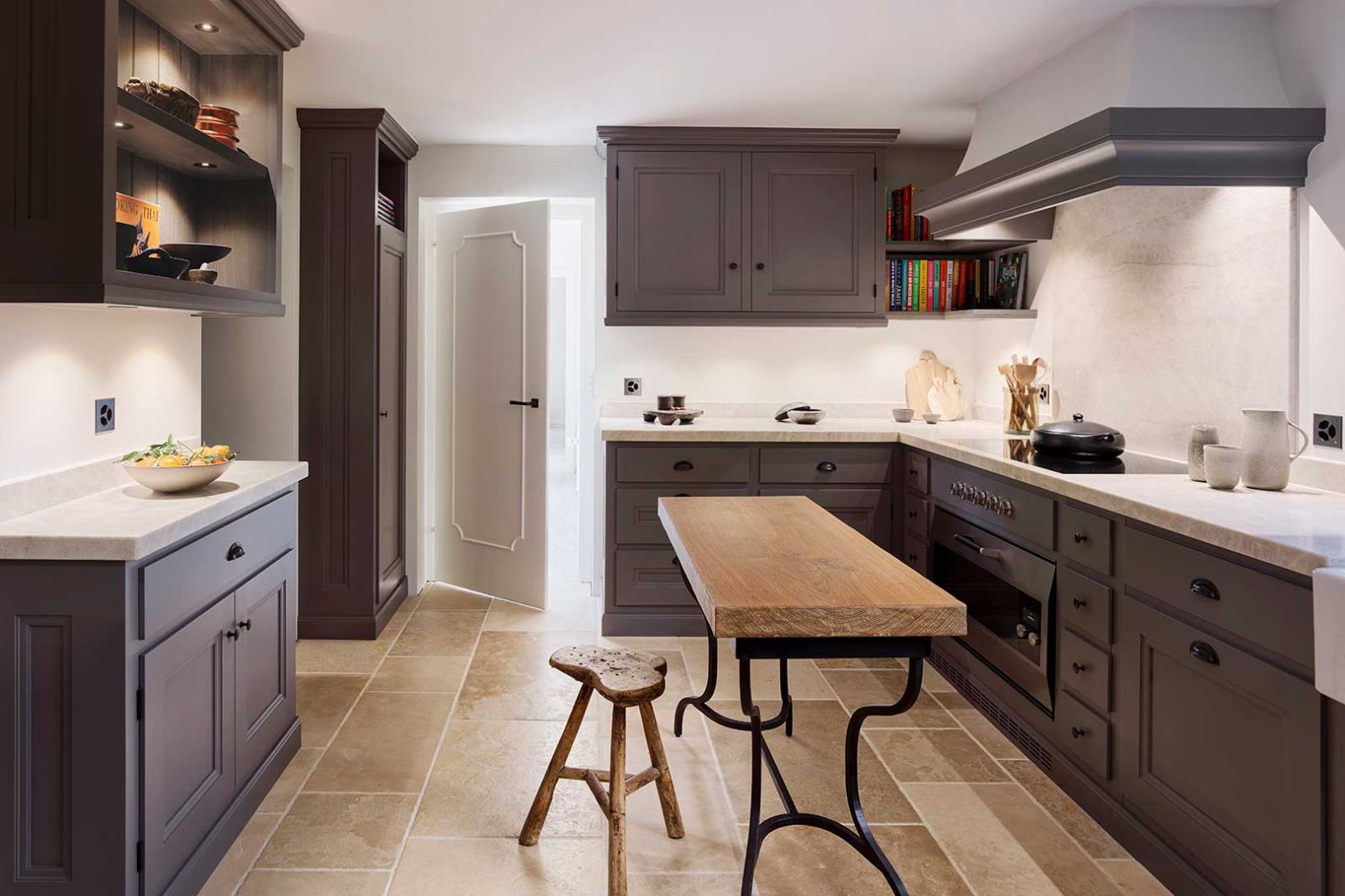 Für diese Küche aus dem Berner Oberland wurde jedes Detail sorgfältig geplant und sogar die Farbe von Hand aufgetragen. Der Dampfabzug erinnert an die Cheminées in alten Schlossküchen. zbaeren.ch