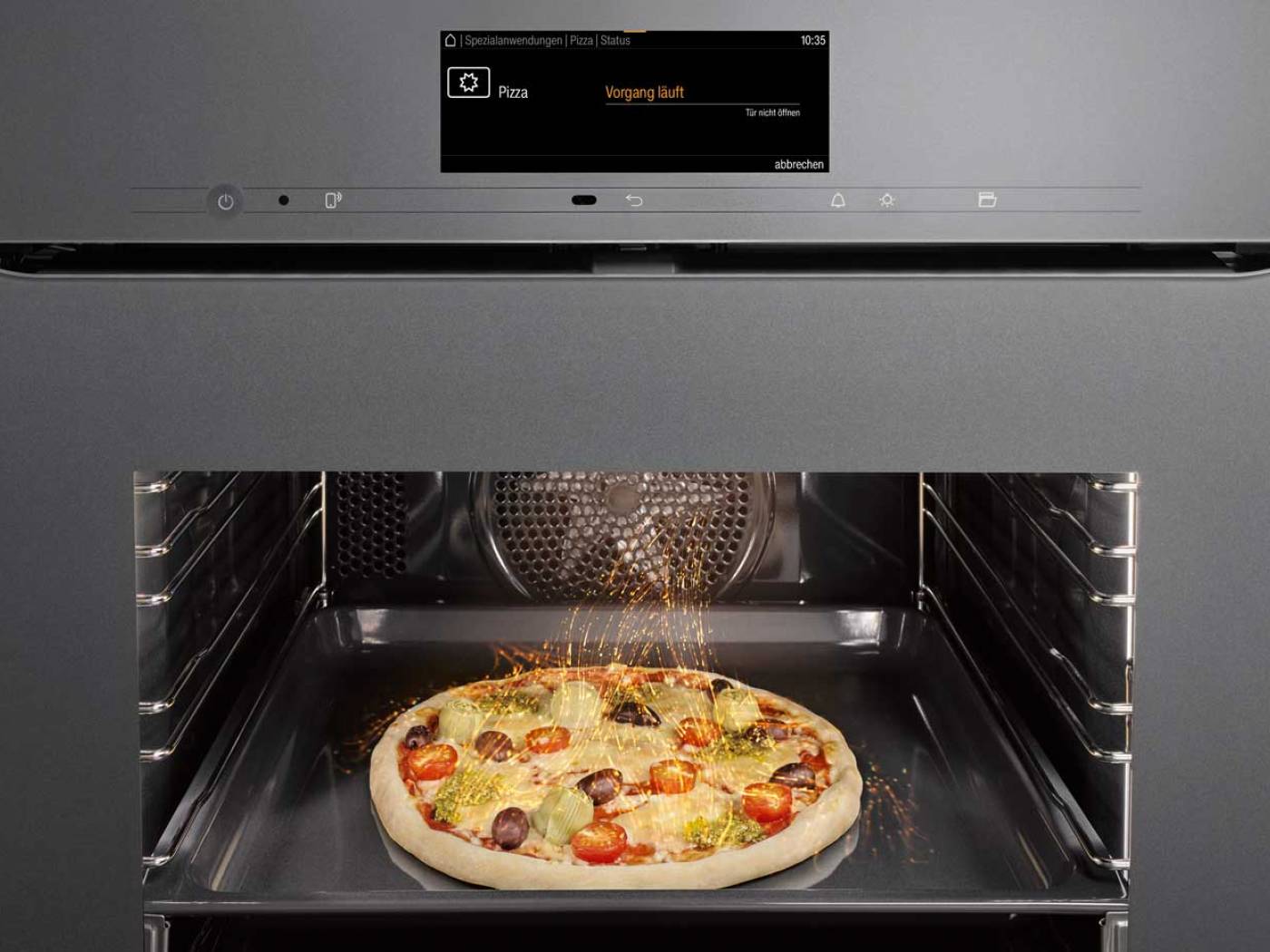 Fast wie vom Pizzaiolo — denn mit der neuen Spezialanwendung Smart Browning Control erkennt eine im Backofen eingebaute Kamera über die Bräunung, wann die Pizza perfekt gebacken und genussbereit ist. MIELE.