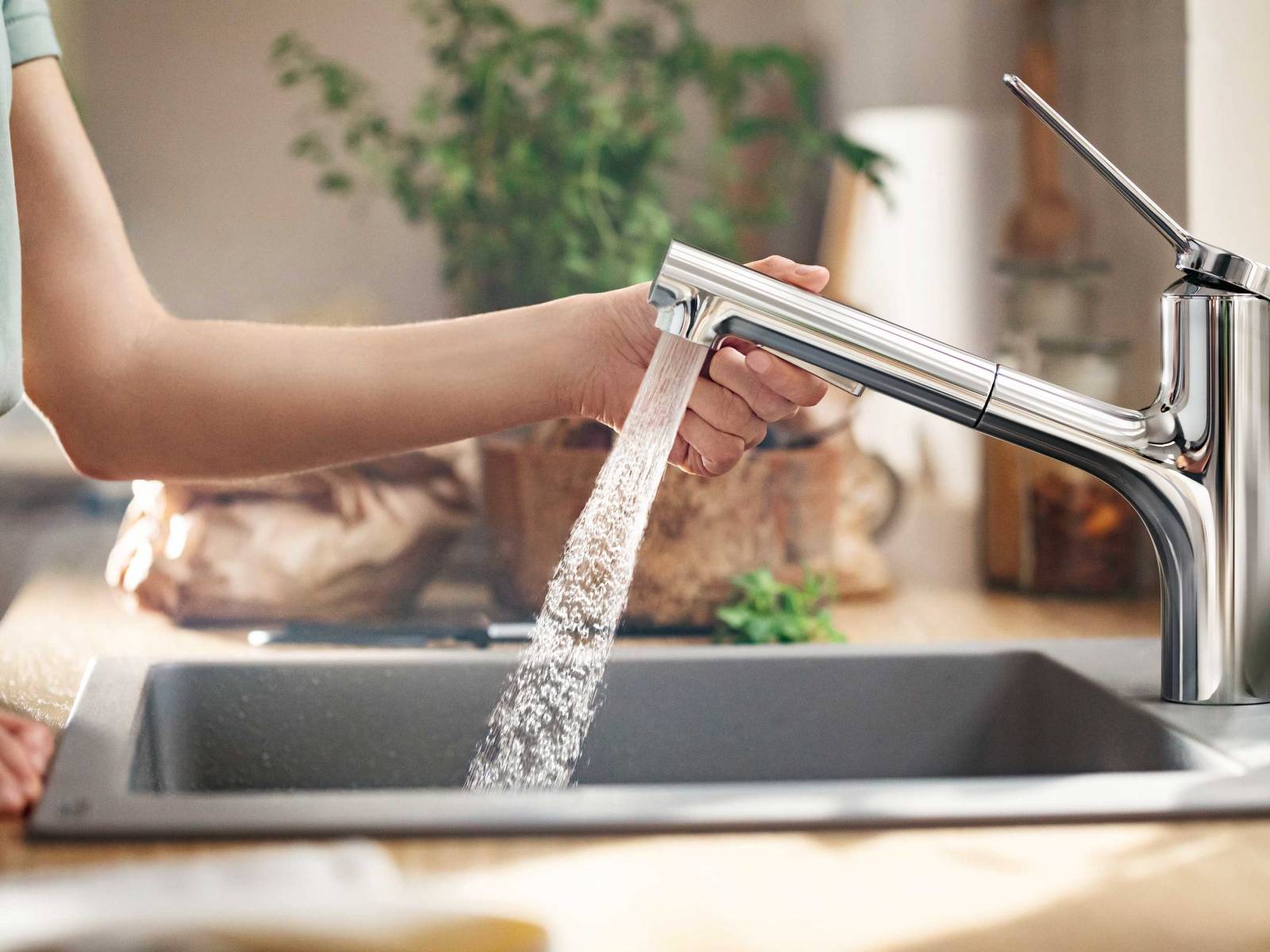 Die Küchenarmatur «Zesis M33», wahlweise in puristischer Ausführung mit beinahe rechtwinkligem Auslauf in Komforthöhe oder mit raffiniert nach oben geneigtem Wasserauslauf, fokussiert sich auf das Wesentliche. Dabei überzeugt sie durch effiziente Ressourcennutzung, zwei praktische Strahlarten sowie eine Ausziehbrause. HANSGROHE.