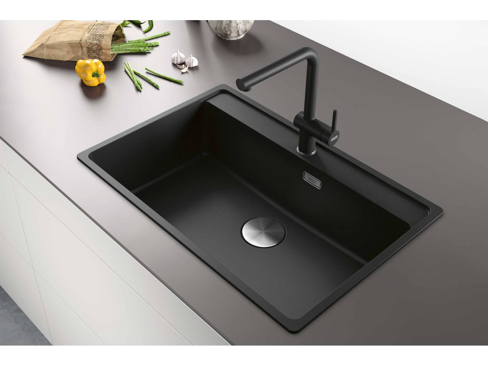 Langlebig, hygienisch und formschön: Das Becken «Maris Fragranit» punktet in vielerlei Hinsicht, insbesondere durch seine Dimension: Mit einer Grösse von bis zu 72 cm bietet es sogar Platz für Backbleche. Überlauf, Drehknopf, Ventilkelch und Siebkorb sind in mattem Schwarz gehalten und verschmelzen optisch mit dem Becken. Insgesamt stehen fünf zeitlose Farbvariationen zur Auswahl. FRANKE.