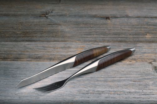 Die Messer stehen in drei Farben zur Auswahl: Esche in Grau und Schwarz, Walnuss in Dunkelbraun. Im Bild das Steakbesteck aus Walnuss mit Chirurgensstahlklinge.