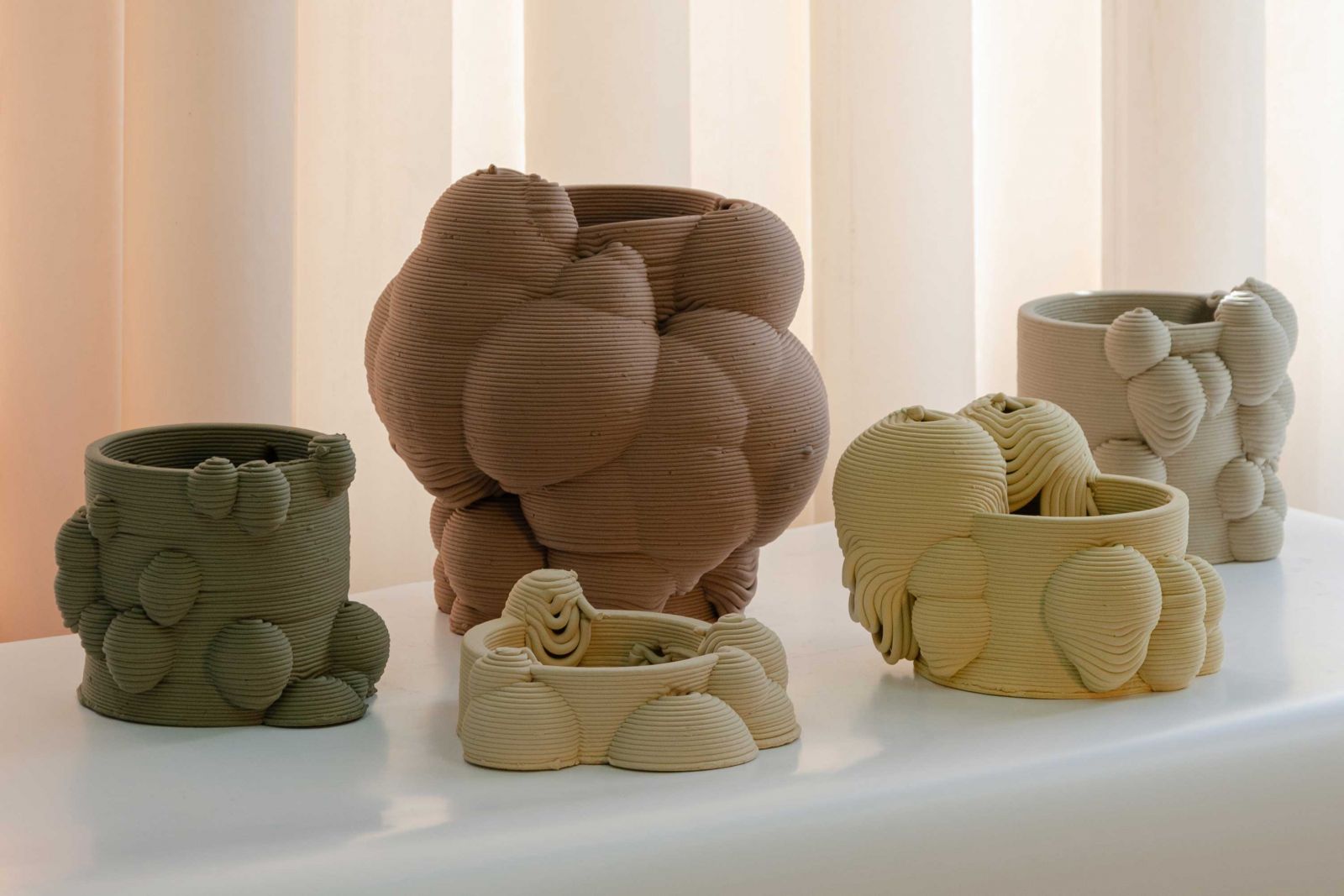Die Keramikskulpturen «Print my sleep» entstehen am 3D-Drucker, 'eingespeist' mit individuellen Schlafdaten.