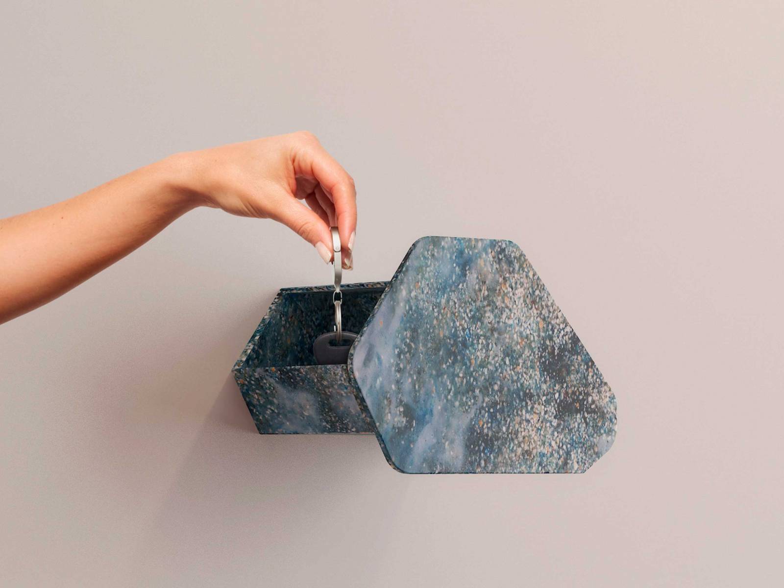«Pebbles» – dekorative Aufhänger aus Bio-Material. Design: Rania Elkalla.