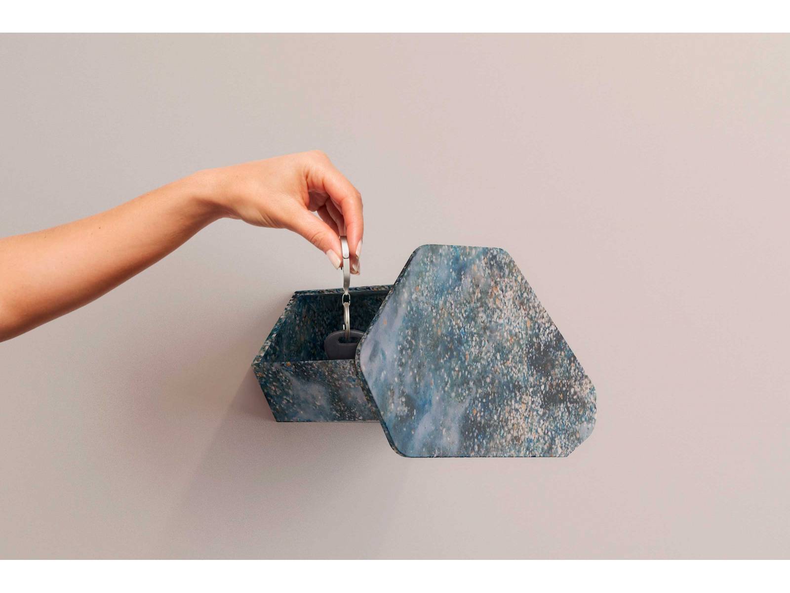 «Pebbles» – dekorative Aufhänger aus Bio-Material. Design: Rania Elkalla.