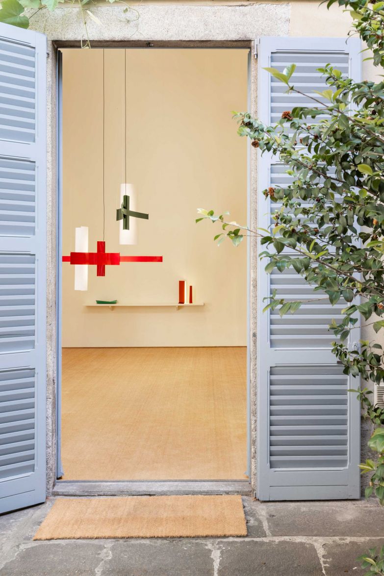 Jedes Stück der Pariser Designmarke Maison Matisse ist eine Hommage an Henri Matisse. Zeitgenössische DesignerInnen lassen sich für ihre Objekte von den Formen, Farben und Kompositionen des Künstlers inspirieren. In diesem Jahr fiel die Wahl auf das italienische Designerduo Formfantasma, welches sich für die Leuchtenkollektion «Fold» mit dem Spätwerk des Meisters auseinandersetzte. Zu sehen waren die aufwändig gefertigten Stücke an einem stimmungsvollen Ort im Herzen des 5 Vie Design District. Foto: Delfino Stisto Legnani & Piercerlo Quecchia – DSL Studio. maison-matisse.com