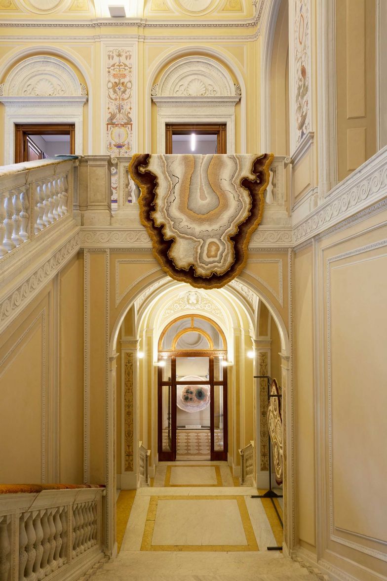 Zum grossen Blickfang wurde der Piano Nobile, das erste Obergeschoss, das Treppenhaus war mit einem Wandteppich von Lizan Freijsen bestückt.