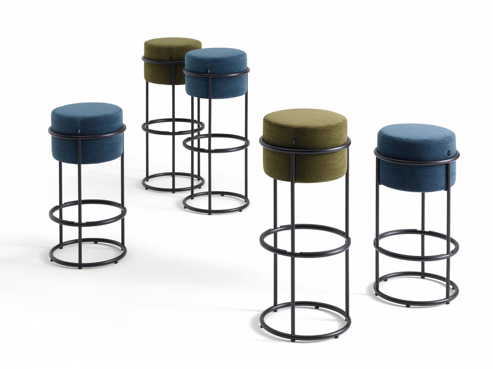Vor zwei Jahren machte Pauline Deltour mit dem eleganten, stapelbaren Hocker «Drop» auf sich aufmerksam. Jetzt erweitert die Pariser Designerin ihre Kollektion um ein formschönes, hohes Modell, das zum Stelldichein beim Kochen und Essen oder zum Plaudern an die Bar einlädt. Cor.