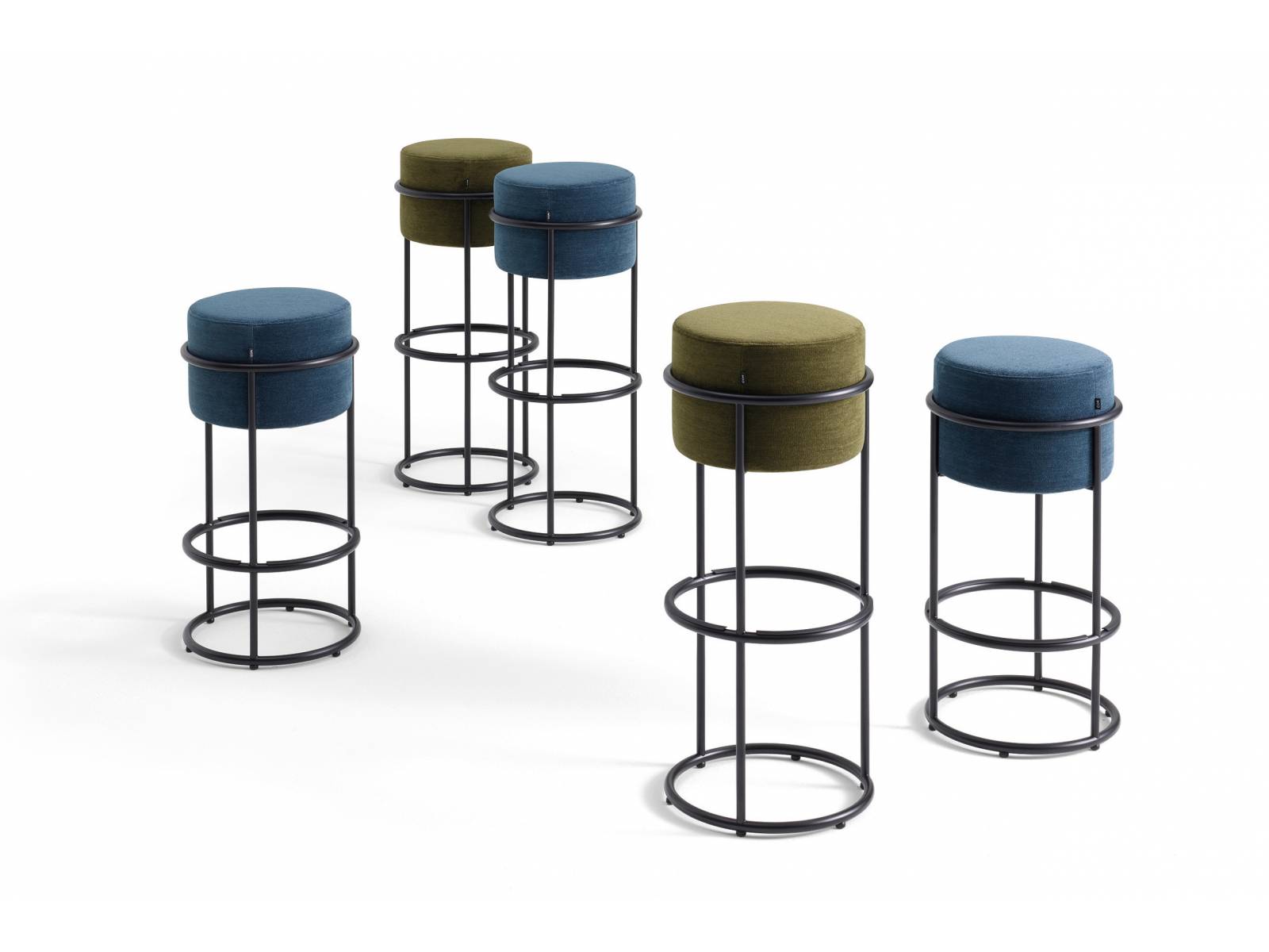 Vor zwei Jahren machte Pauline Deltour mit dem eleganten, stapelbaren Hocker «Drop» auf sich aufmerksam. Jetzt erweitert die Pariser Designerin ihre Kollektion um ein formschönes, hohes Modell, das zum Stelldichein beim Kochen und Essen oder zum Plaudern an die Bar einlädt. Cor.