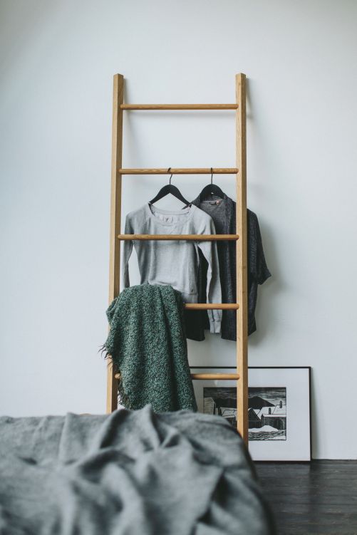 Sie kann stummer Diener sein, Schrankersatz, Wäschetrockner oder Raumteiler – die Naturholz-Leiter «Italic» ist vielseitig einsetzbar und passt dank ihres puristischen Designs zu ganz unterschiedlichen Wohnstilen. Design: Stefan Radinger Team7.