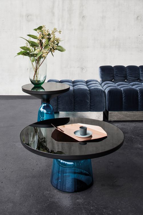 Seitdem Sebastian Herkner 2012 dem Designmarkt Bell ­präsentierte, fehlt das meisterhafte Möbel in keinem hochwertigen Einrichtungshaus. Neu ergänzt der deutsche Designer die Beistelltisch-Serie um eine grosse Variante fürs Esszimmer sowie um ein Modell in Saphirblau. Foto: Elias Hassos. Classicon.