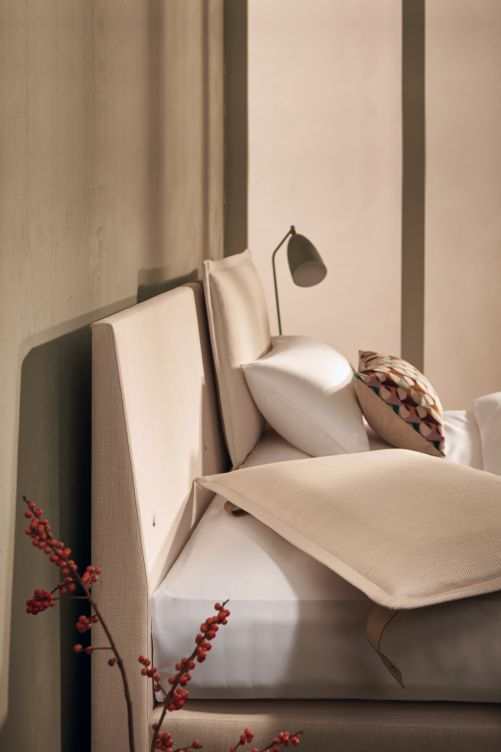 Wer sagt, dass man in Betten nur schlafen kann? Für Bücherwürmer oder Im-Bett-Frühstücker hält Modell «Caroline» elegante Kissen bereit, mit denen man es sich so richtig bequem machen kann. Farblich abgestimmte Lederbänder kletten sie ans Headbord und sorgen für unverrückbaren Halt. Vispring.