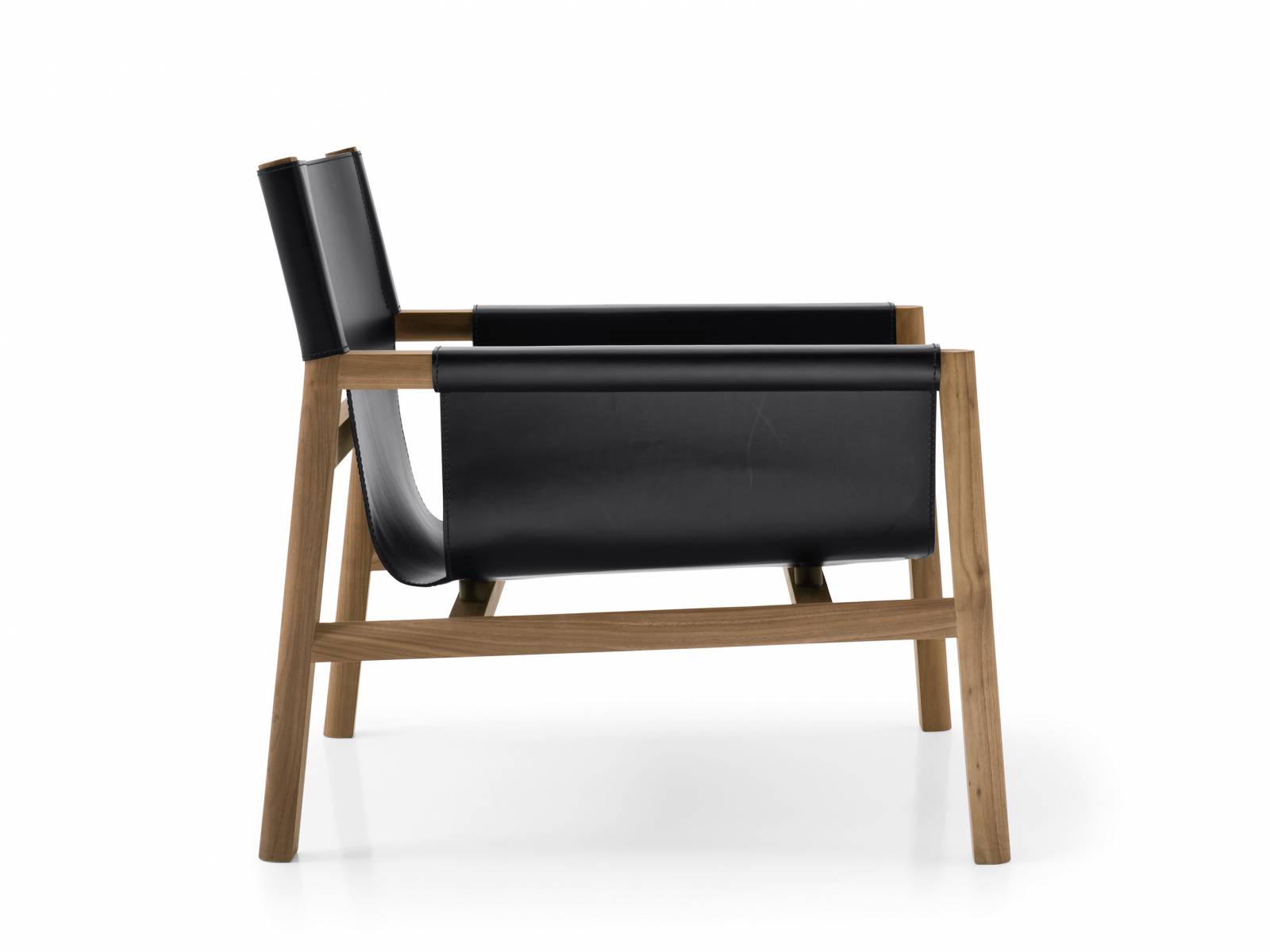 In «Pablo» sitzt man auf einer doppelten Lederschicht mit leichter Polsterung. Das macht den Stuhl sehr bequem, ohne das leichte, formschöne Holzgestell durch ein dickes Sitzpolster zu beschweren. Design: Vincent Van Duysen. B&B Italia.