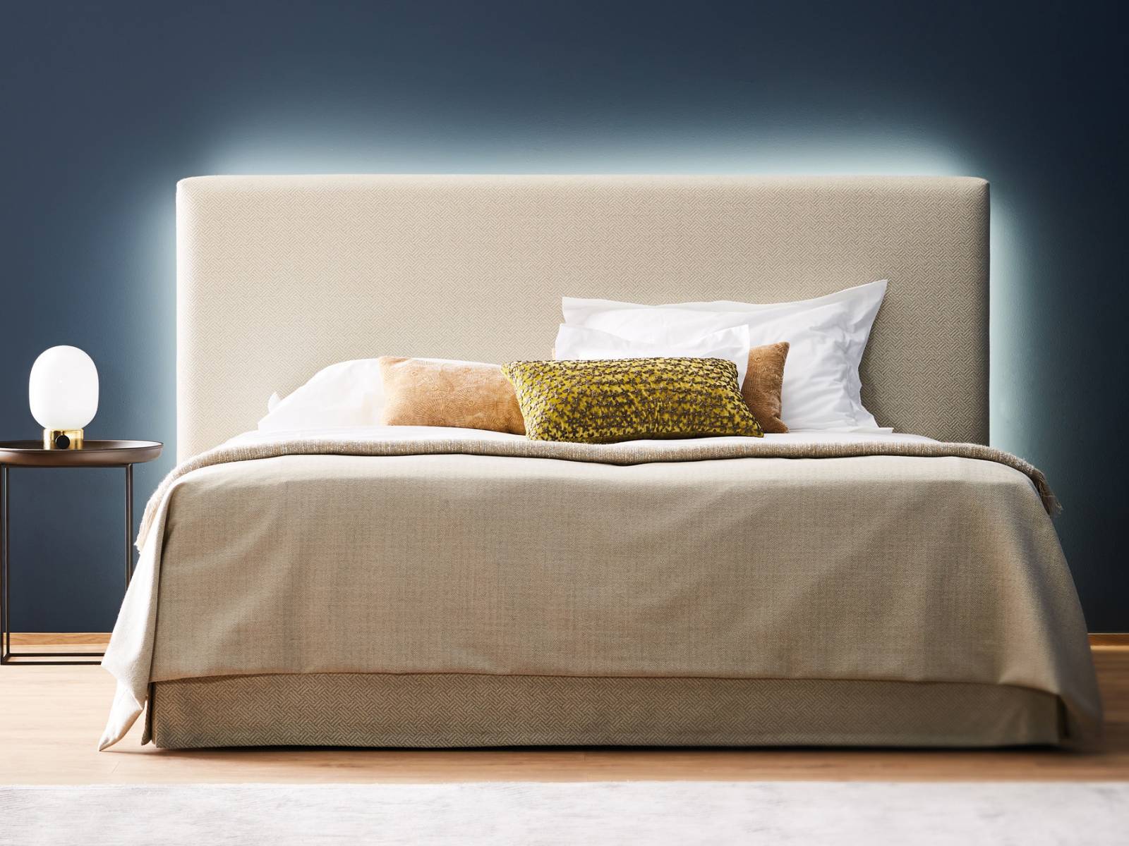 Der deutsche Bettenhersteller überraschte mit stimmungsvollem Licht hinter dem Kopfteil des Bettes «Daylight». Via App gesteuert, sorgt es jederzeit für die optimale Beleuchtung im Schlafzimmer. Schramm.