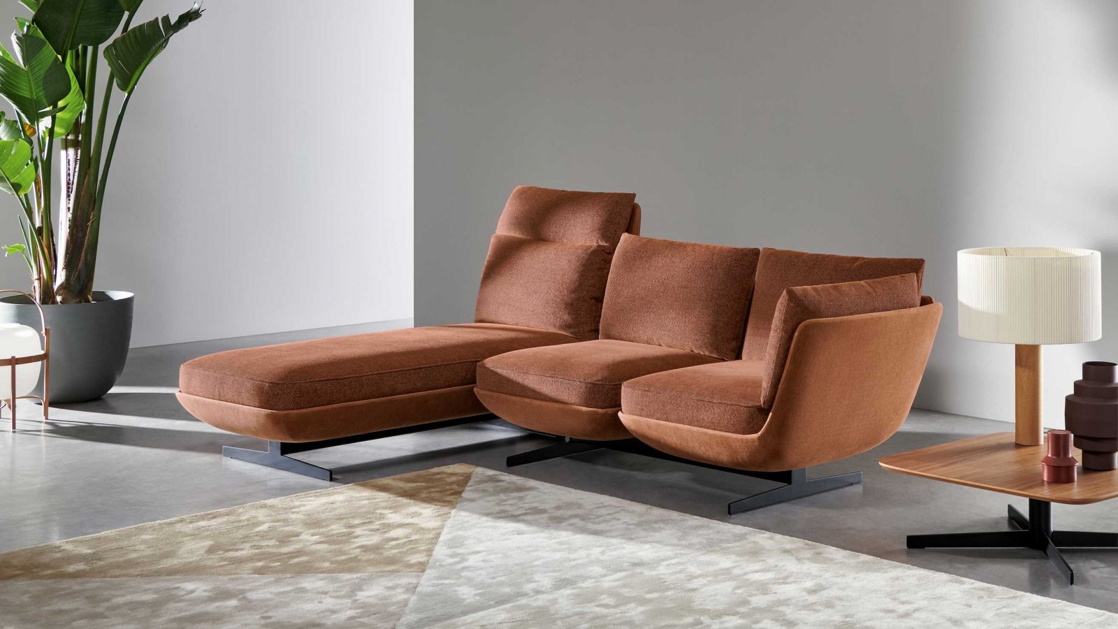 Eine Schalenform, die den Körper weich umschliesst, ist das Gestaltungsmerkmal der Kollektion «Biggie» von Luca Nichetto. Sie umfasst neben einem Sessel und einem Bett auch dieses modulare Sofa, bei dem die unterschiedlichen, weich gepolsterten Sitzschalen auf einer zentralen Stange beliebig nebeneinander positioniert werden können. TWILS.IT