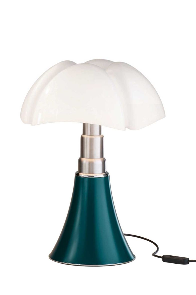 Im Showroom in Regensdorf trifft Vergangenheit auf Gegenwart; zu den aktuellen Neuheiten gesellen sich Klassiker wie die Leuchte «Pipistrello» (1965) von Martinelli Luce...