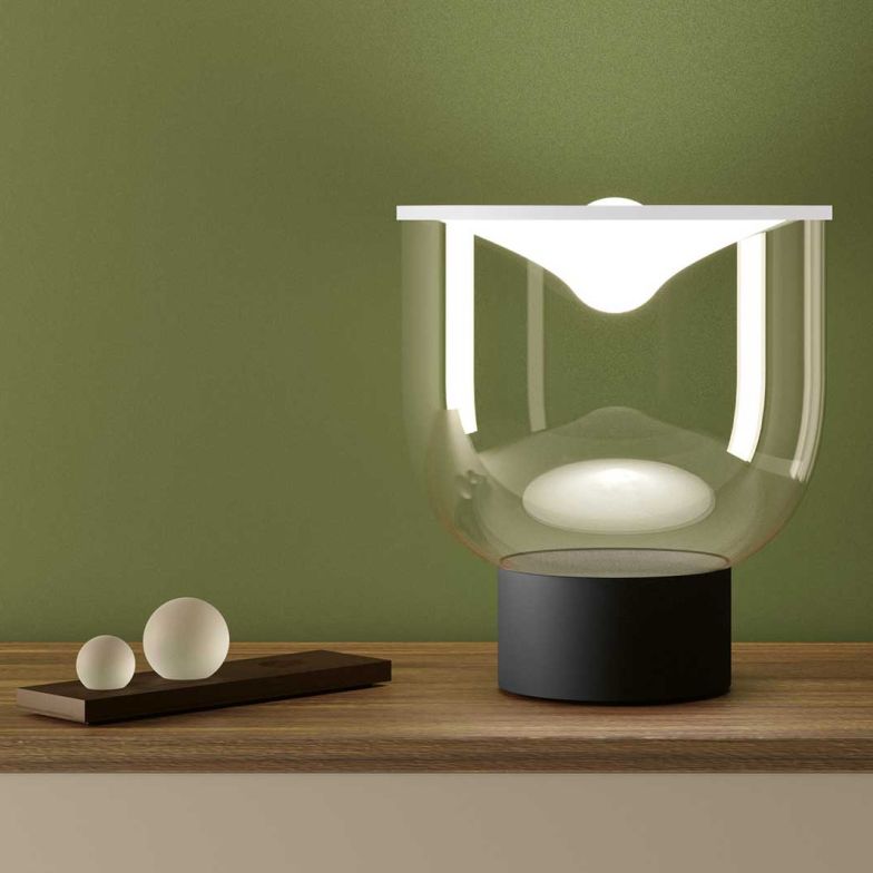 «Grammoluce» von Martinelli Luce kombiniert lackiertes Aluminium mit einer lichtdurchlässigen Lycra-Membran, deren Verformung durch Borosilikat-Glaskugeln das Licht intuitiv steuert. Die skulpturale Leuchte verbindet physische Interaktion mit poetischer Formgebung auf spielerische Weise. Design: Studio Habits.