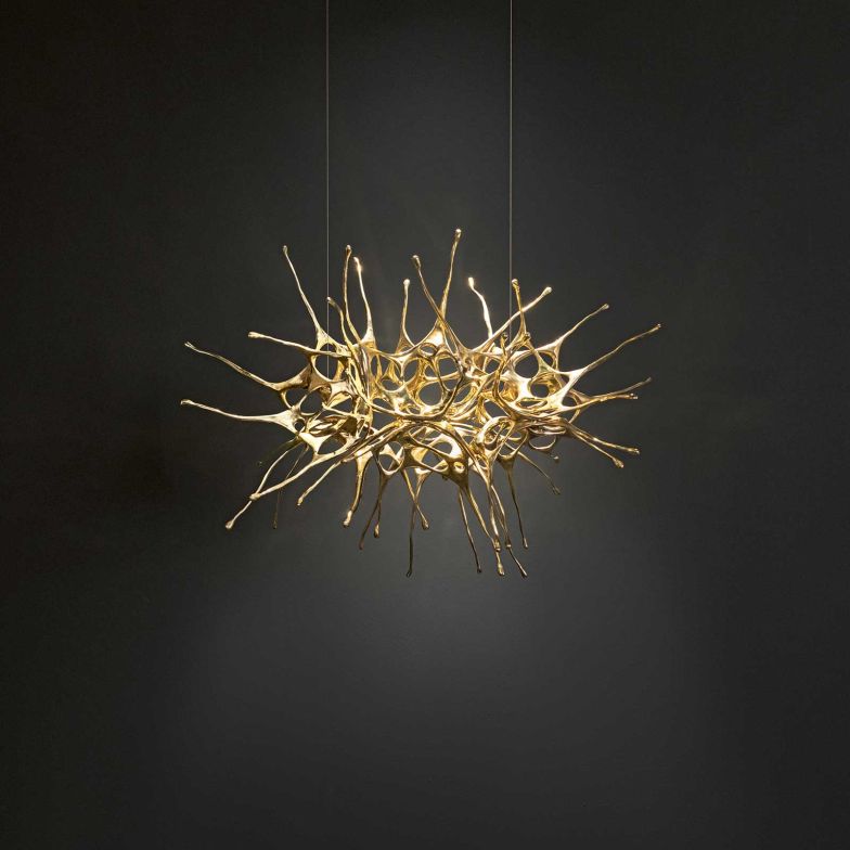 Aus Messing gegossen und scheinbar in fliessender Bewegung erstarrt, entfaltet die Pendelleuchte «Dragon» von Dodo Arslan für Terzani eine skulpturale Präsenz. Kraftvolle Materialität und symbolträchtige Form verschmelzen zu einem Lichtobjekt, das chinesische Mythologie mit handwerklicher Präzision verwebt.