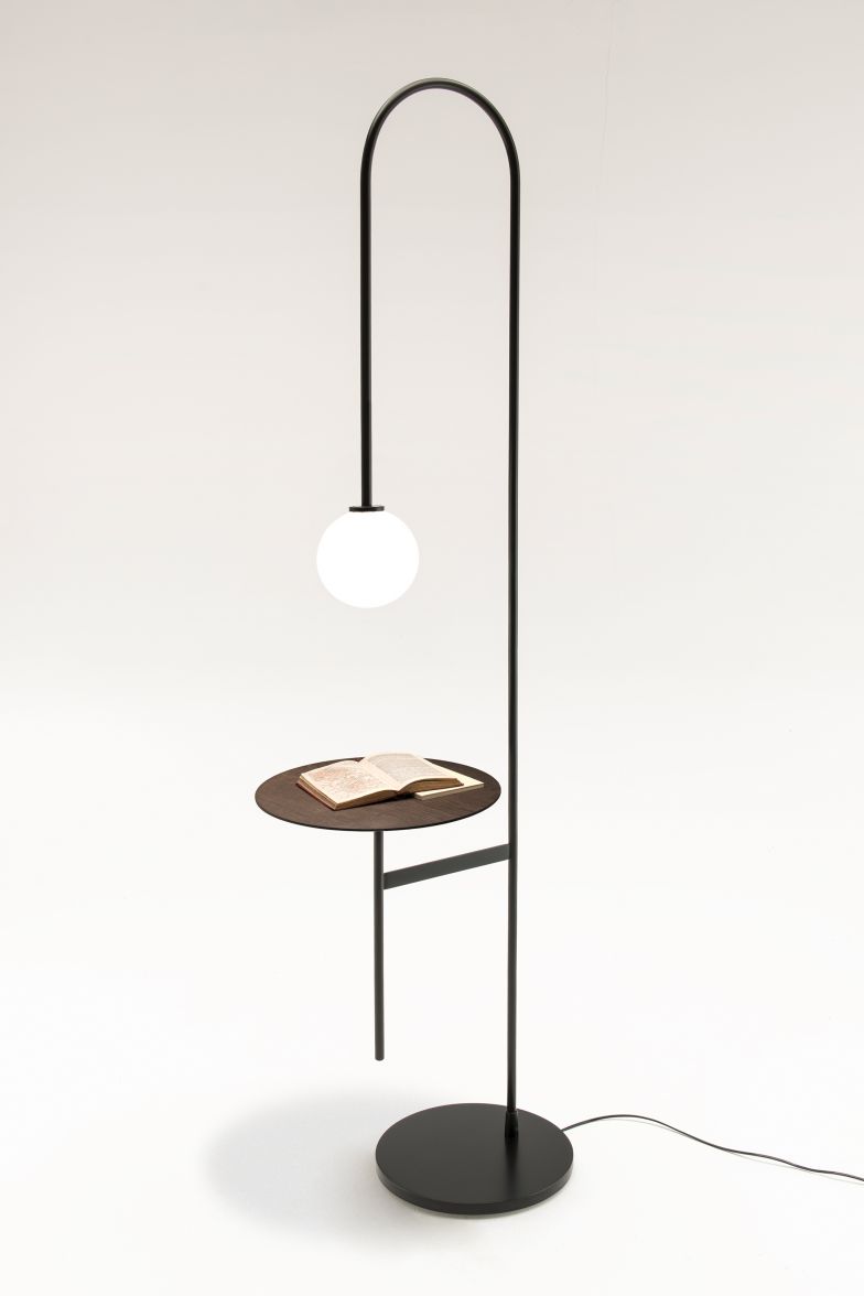 Eine Strassenlaterne diente Keiji Takeuchi als Inspiration für «Light with a Table». Das multifunktionale Möbel wurde am Salone vorgestellt und gehört zur umfangreichen Jubiläumskollektion, die der Möbelhersteller zu Ehren seines 50. Geburtstags präsentierte. Living Divani.