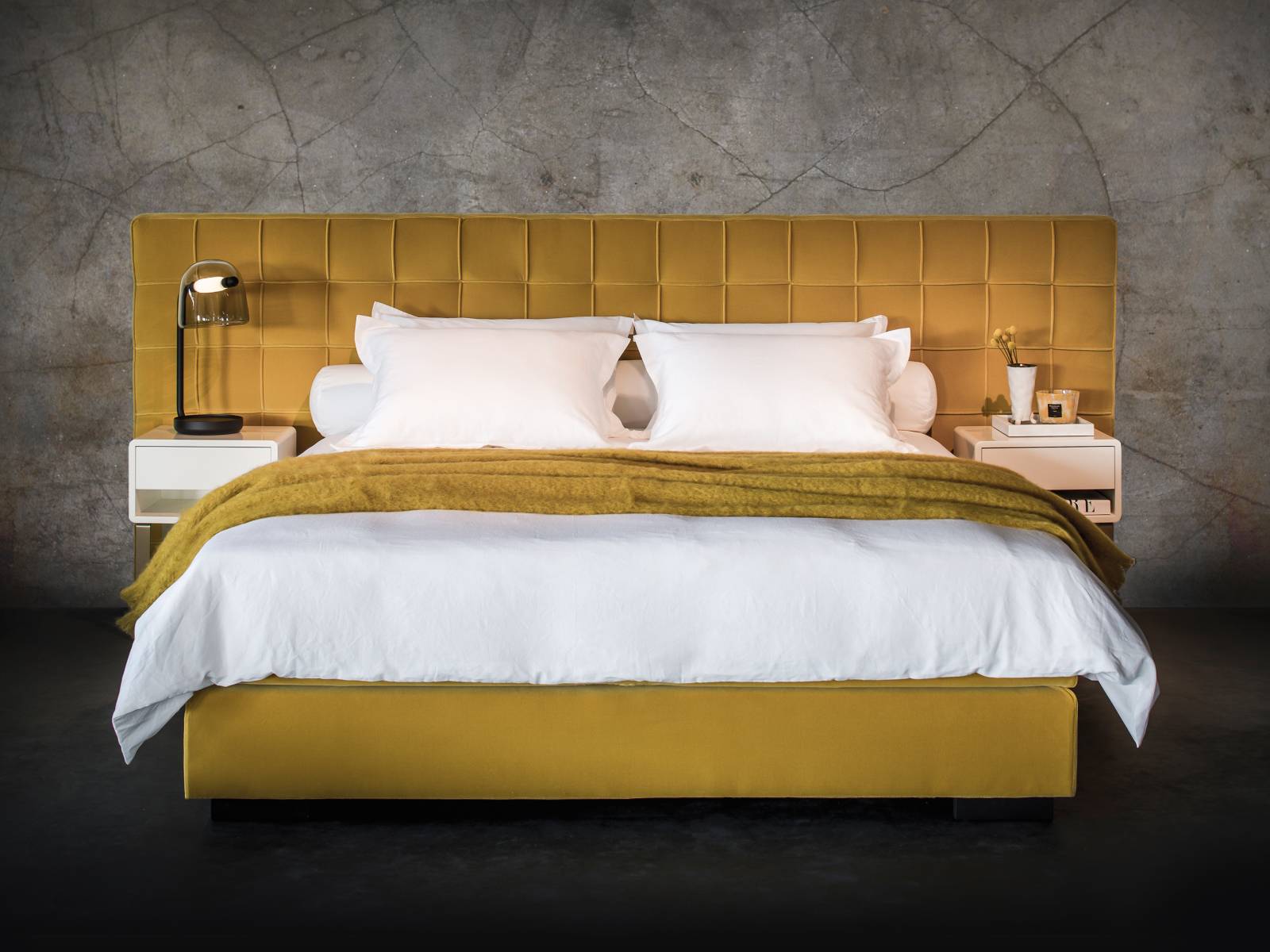 Diese holländischen Betten werden aus natürlichen Materialien handgefertigt. Sie können mit jedem Kopfteil aus der Kollektion kombiniert werden. Neu ist «Napoli» mit quadratisch angeordneten Ziernähten. In zahlreichen Farben erhältlich. Nilson Beds.
