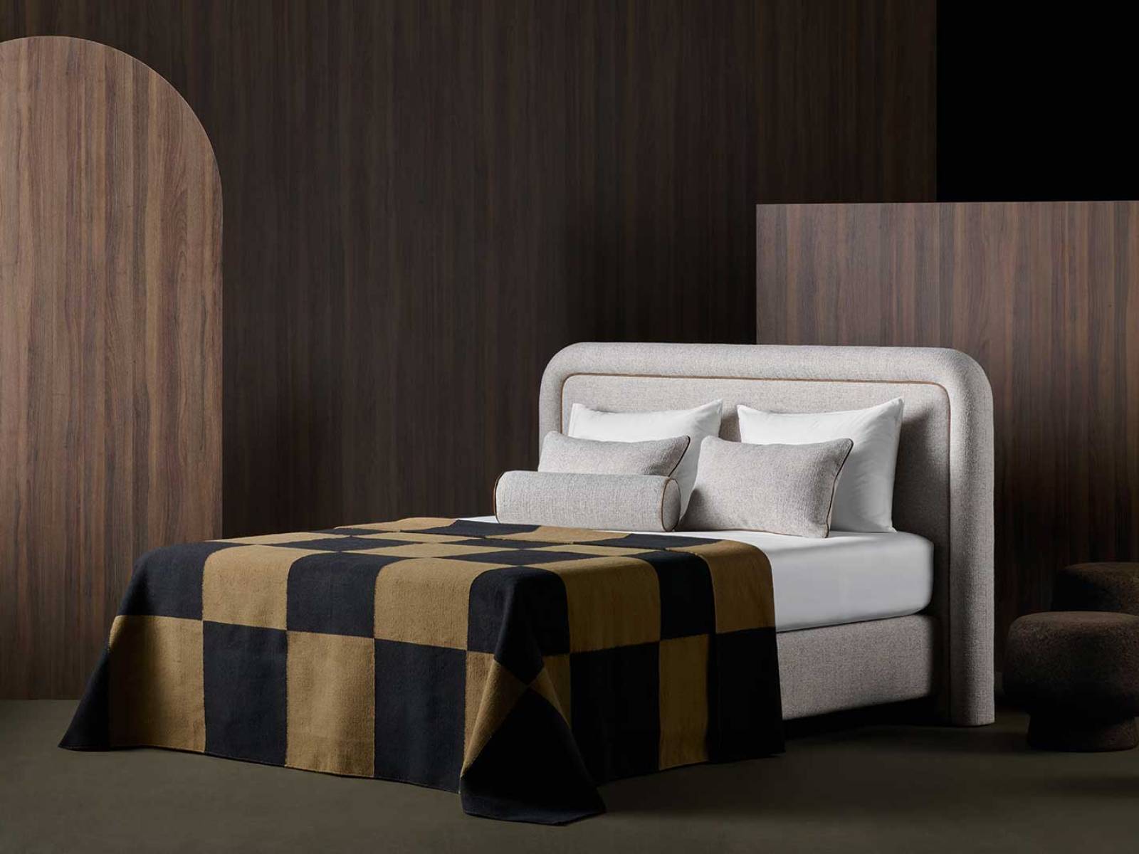 Ein skulpturaler Rahmen umschliesst beim neuen Boxspringbett «Artemis Organic» das weich gepolsterte Kopfteil und schafft so einen geschützten Rückzugsort zum Anlehnen. Strukturierter Woll-Bouclé und fein verarbeitete Lederdetails ergänzen sich zu einem sinnlichen Materialmix, dazu neue, kugelförmige Füsse. Jedes Bett wird im Boxspring-Atelier im Glarnerland individuell nach Wunsch zusammengestellt und von Hand gefertigt. RIPOSA.