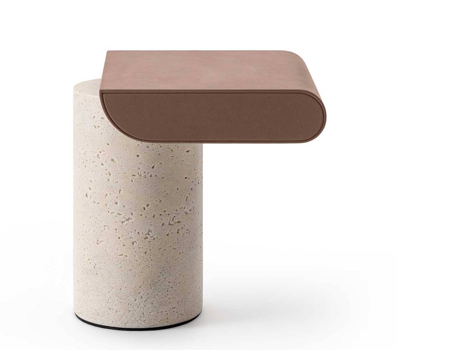 Bei «Garçon» von Studiopepe ruht die Tischplatte wie eingeklinkt auf einem skulpturalen, massiven Sockel. Er besteht aus recyceltem Glaspulver oder wahlweise aus Travertinpulver, die Platte ist aus lackiertem Holz oder mit Leder bezogen. Kompakt genug, um auch als Nachttisch neben dem Bett zu bestehen.  GALLOTTI&RADICE.