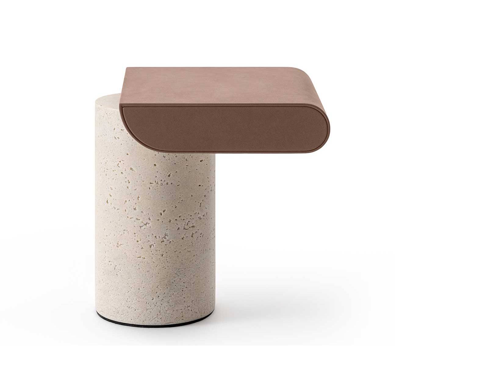Bei «Garçon» von Studiopepe ruht die Tischplatte wie eingeklinkt auf einem skulpturalen, massiven Sockel. Er besteht aus recyceltem Glaspulver oder wahlweise aus Travertinpulver, die Platte ist aus lackiertem Holz oder mit Leder bezogen. Kompakt genug, um auch als Nachttisch neben dem Bett zu bestehen.  GALLOTTI&RADICE.