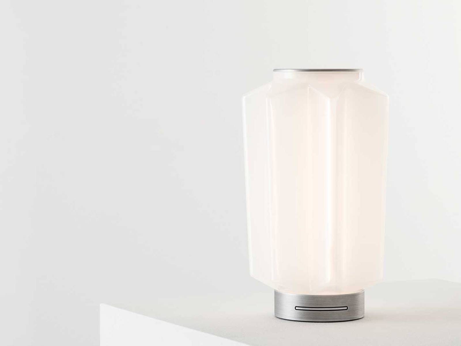 Facettiert und mundgeblasen, wirkt der Glaskörper von «Auralia» von Carlo Colombo wie ein geschliffener Edelstein. Das unterschiedlich dicke Glas erzeugt ein feines Spiel aus Licht und Schatten. Als Tisch­version mit Touch-Dimmer eignet sie sich als Nachttischleuchte. ARTEMIDE.