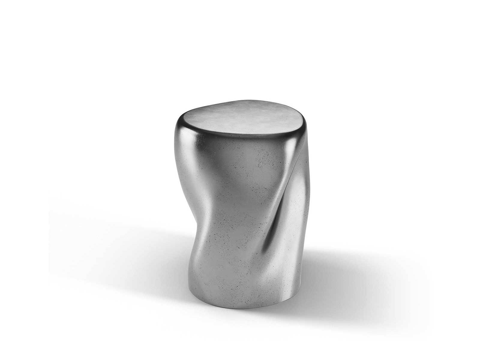 Wie ein Moment mitten in der Bewegung, eingefroren in Metall: «Elvar» wird im Aluminiumgussverfahren von Hand gefertigt. Als Nachttisch neben dem Bett wird der geschwungene Tisch selbst zum kleinen Kunstwerk. BRETZ.