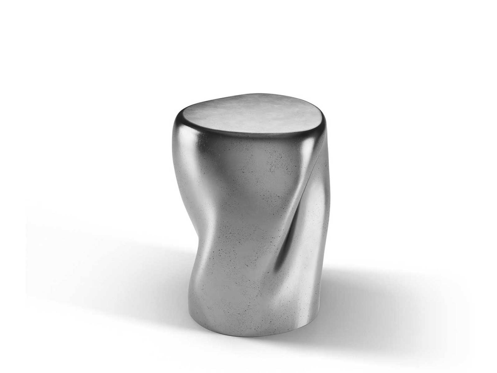 Wie ein Moment mitten in der Bewegung, eingefroren in Metall: «Elvar» wird im Aluminiumgussverfahren von Hand gefertigt. Als Nachttisch neben dem Bett wird der geschwungene Tisch selbst zum kleinen Kunstwerk. BRETZ.