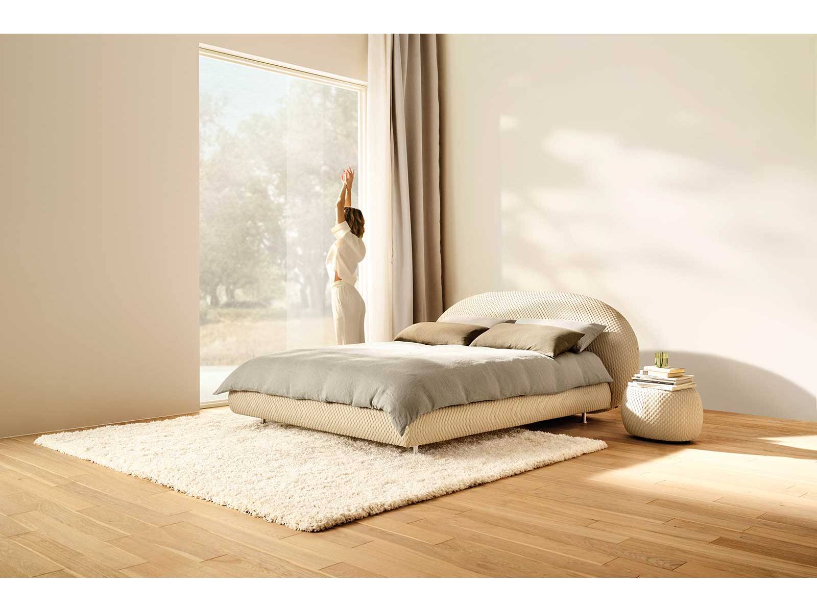 Das Kopfteil von «Elysia» aus der «Origins Complete»-Linie ist organisch gerundet und bauchig gepolstert. Die klaren Formen und die weichen Volumen verleihen dem Bett eine moderne Eleganz, die sich von herkömmlichen Modellen abhebt, aber dennoch zeitlos ist. Das Modell ist in vier Breiten von 140 bis 200 cm sowie in vielen Stoffen erhältlich, hier mit dem Stoff «Olivia» in der Farbe Cream. SCHRAMM.