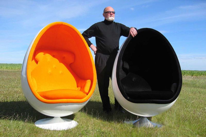 Designer Henrik Thor-Larsen mit dem ikonischen Sessel, der in seiner Form an eine Raumkapsel oder ein schützendes Kokon erinnert. Foto: © Andreas Pastor.