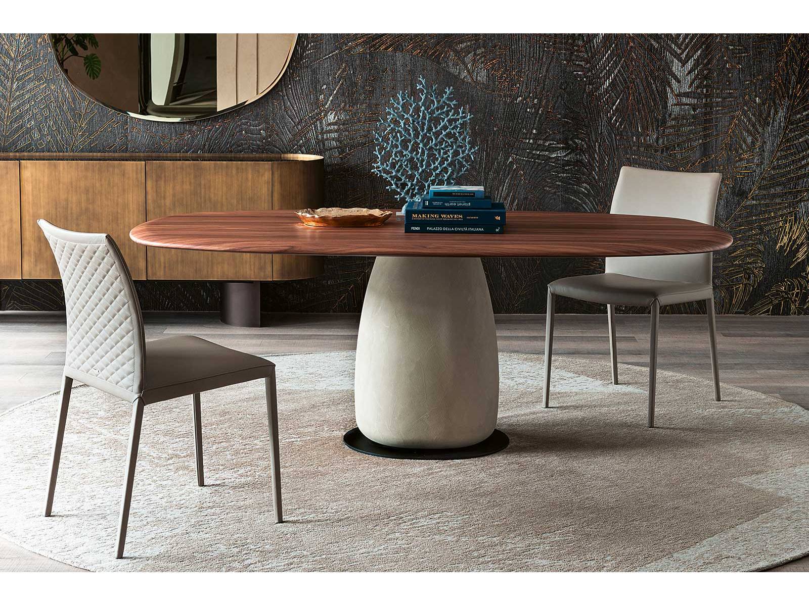 «Botero» erinnert mit seinem skulptural modellierten Fuss an die weichen Volumen Fernando Boteros und kombiniert ihn mit einer Tischplatte aus Holz oder Keramik. CATTELAN ITALIA.