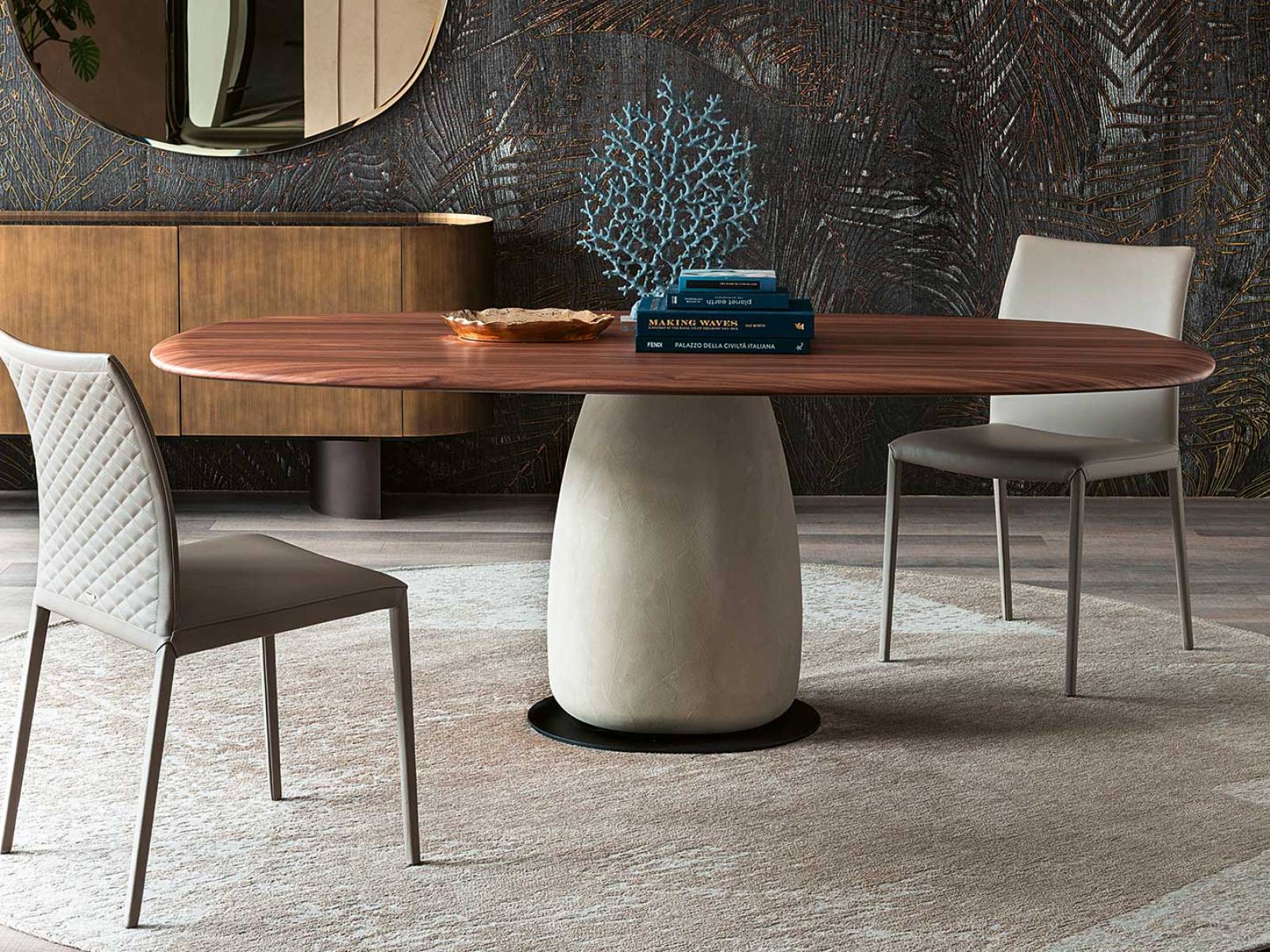 «Botero» erinnert mit seinem skulptural modellierten Fuss an die weichen Volumen Fernando Boteros und kombiniert ihn mit einer Tischplatte aus Holz oder Keramik. CATTELAN ITALIA.