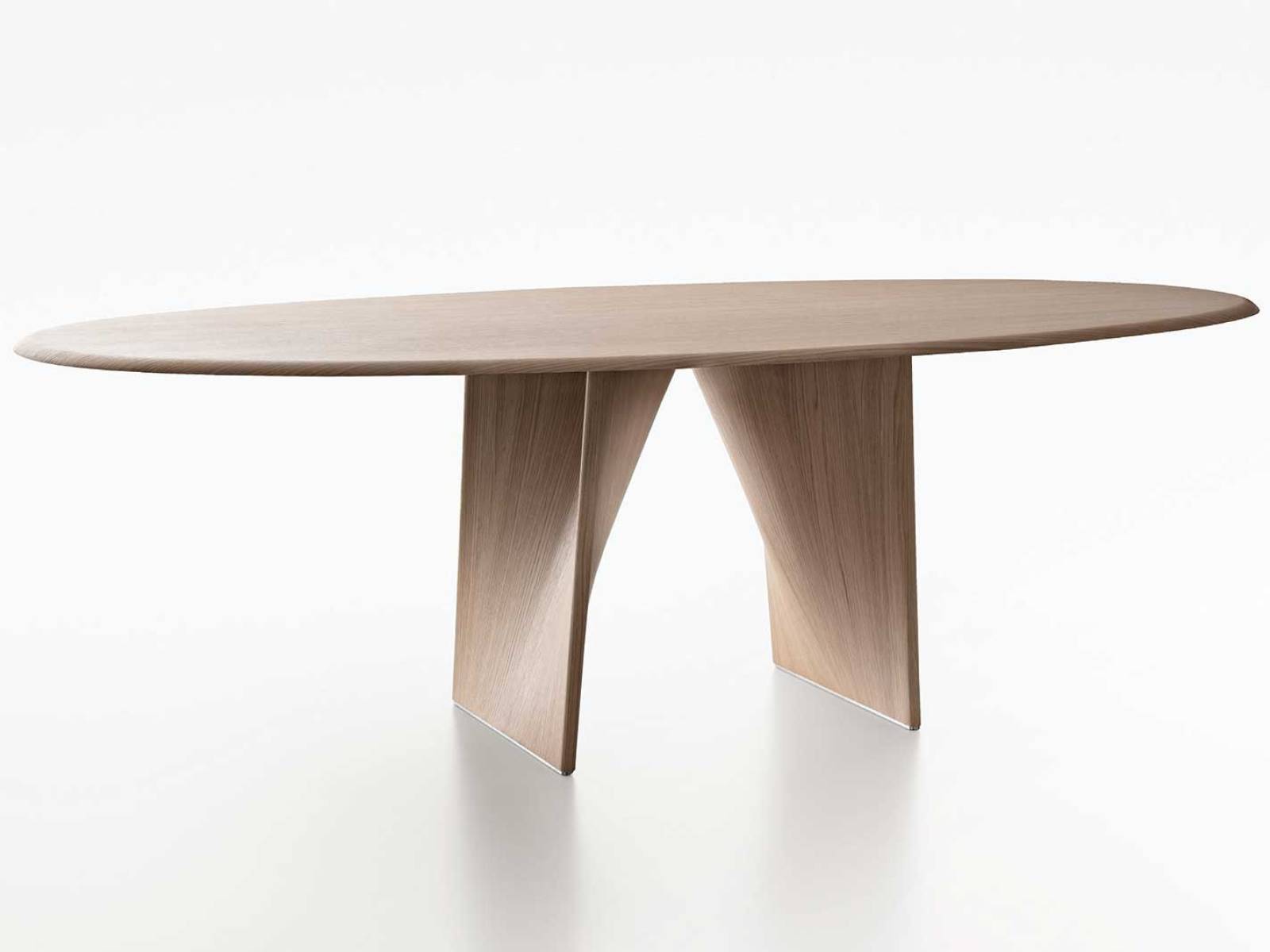 Giuseppe Bavuso entwirft mit «Lambda» einen Tisch, dessen Platte und Sockel weichen Linien folgen und ein einheitliches Materialbild in Holz, Marmor oder mit Terrae-Oberfläche zeigen. RIMADESIO.