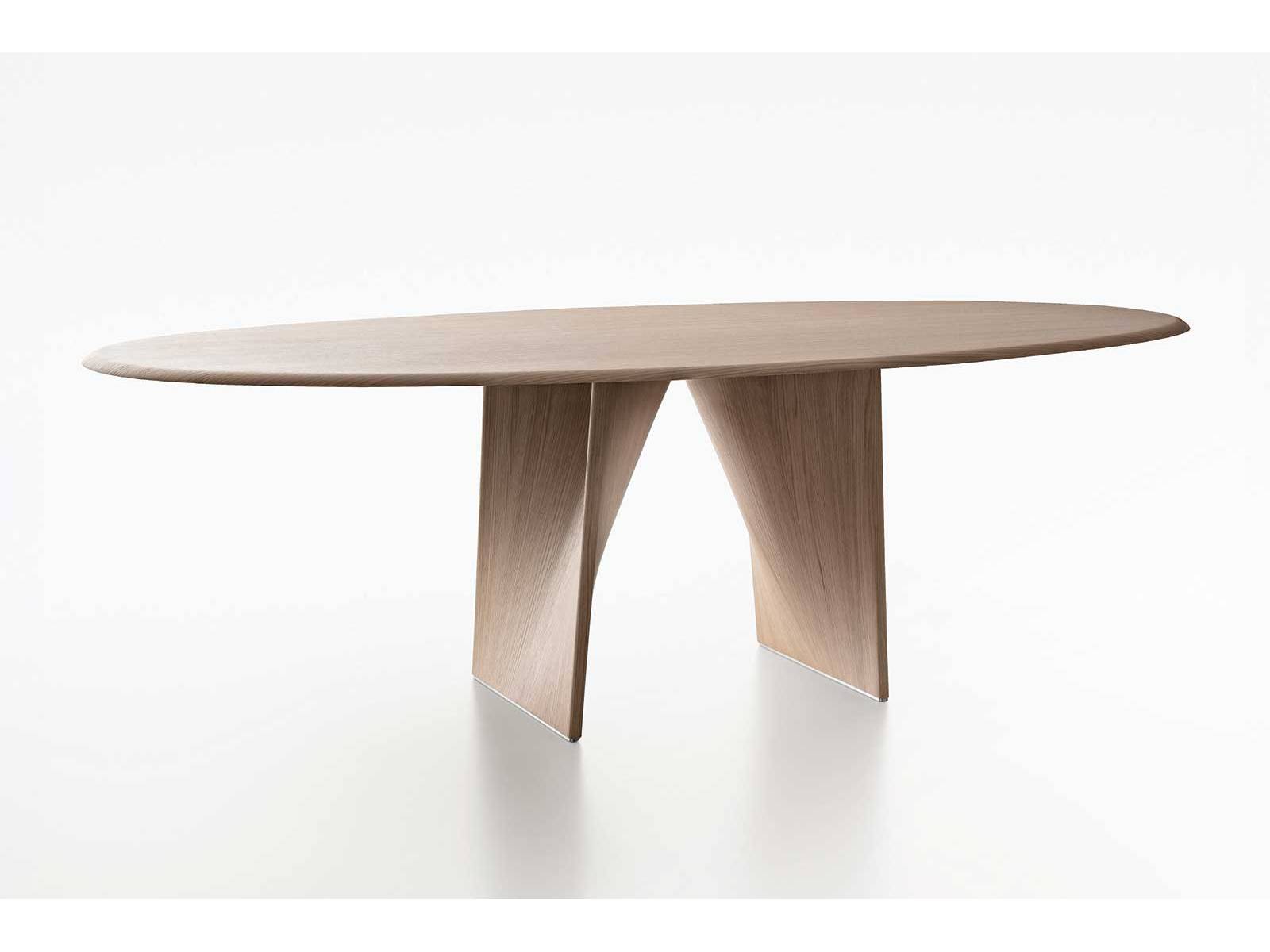 Giuseppe Bavuso entwirft mit «Lambda» einen Tisch, dessen Platte und Sockel weichen Linien folgen und ein einheitliches Materialbild in Holz, Marmor oder mit Terrae-Oberfläche zeigen. RIMADESIO.