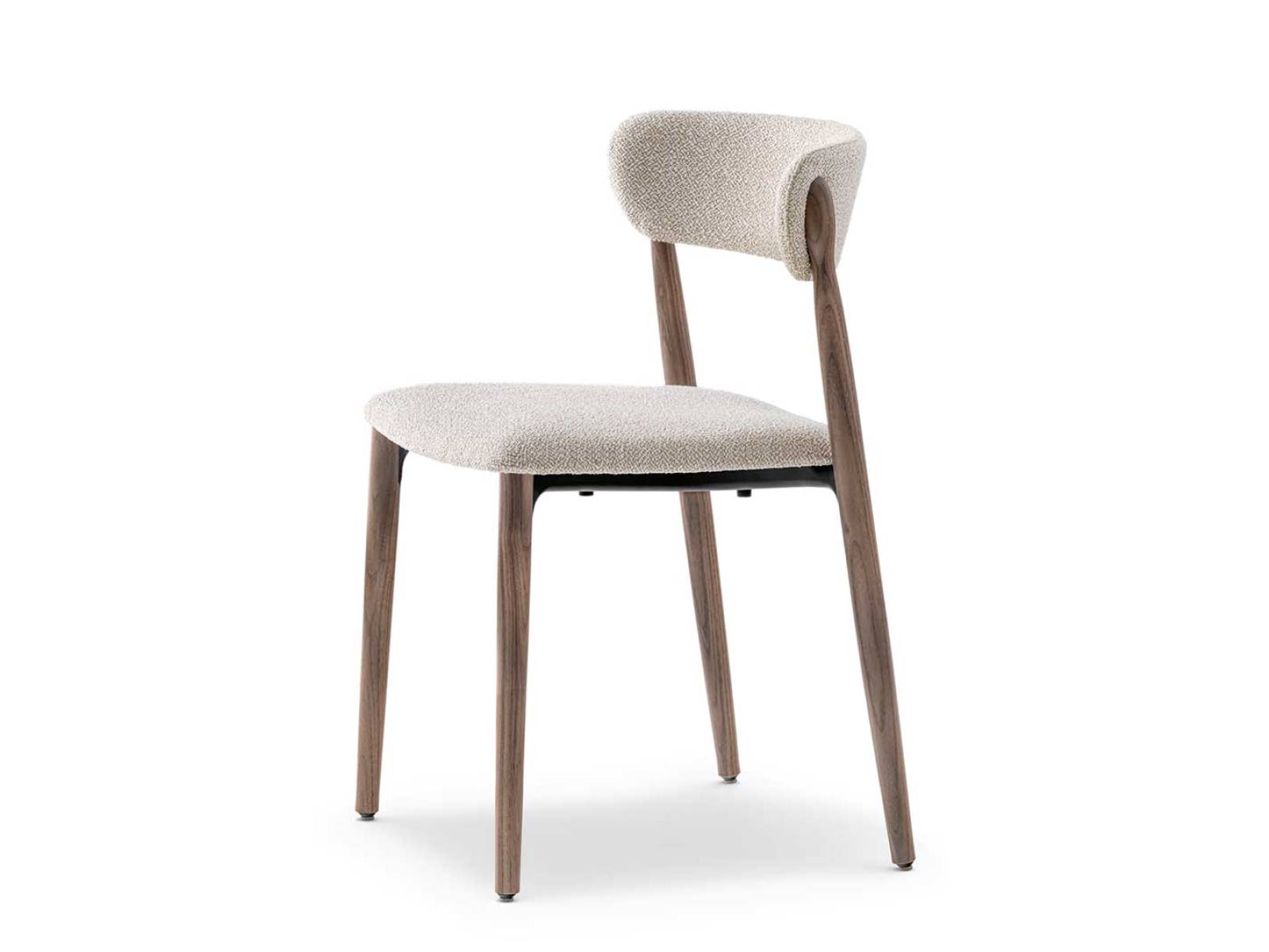 Leicht ausgestellte Beine und eine geschwungene Lehne: «Nemea» zitiert den klassischen Bistrostuhl, wirkt in Proportion und Detail aber klar zeitgenössisch. PEDRALI.