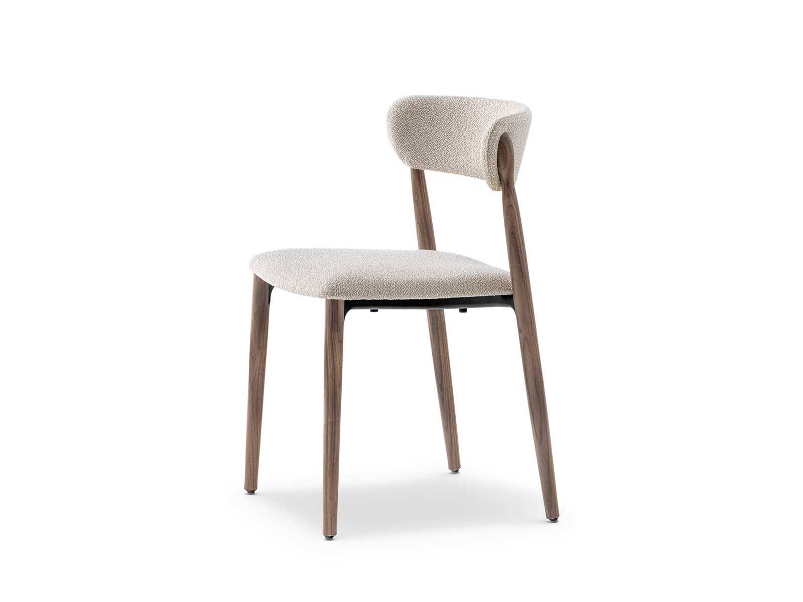 Leicht ausgestellte Beine und eine geschwungene Lehne: «Nemea» zitiert den klassischen Bistrostuhl, wirkt in Proportion und Detail aber klar zeitgenössisch. PEDRALI.