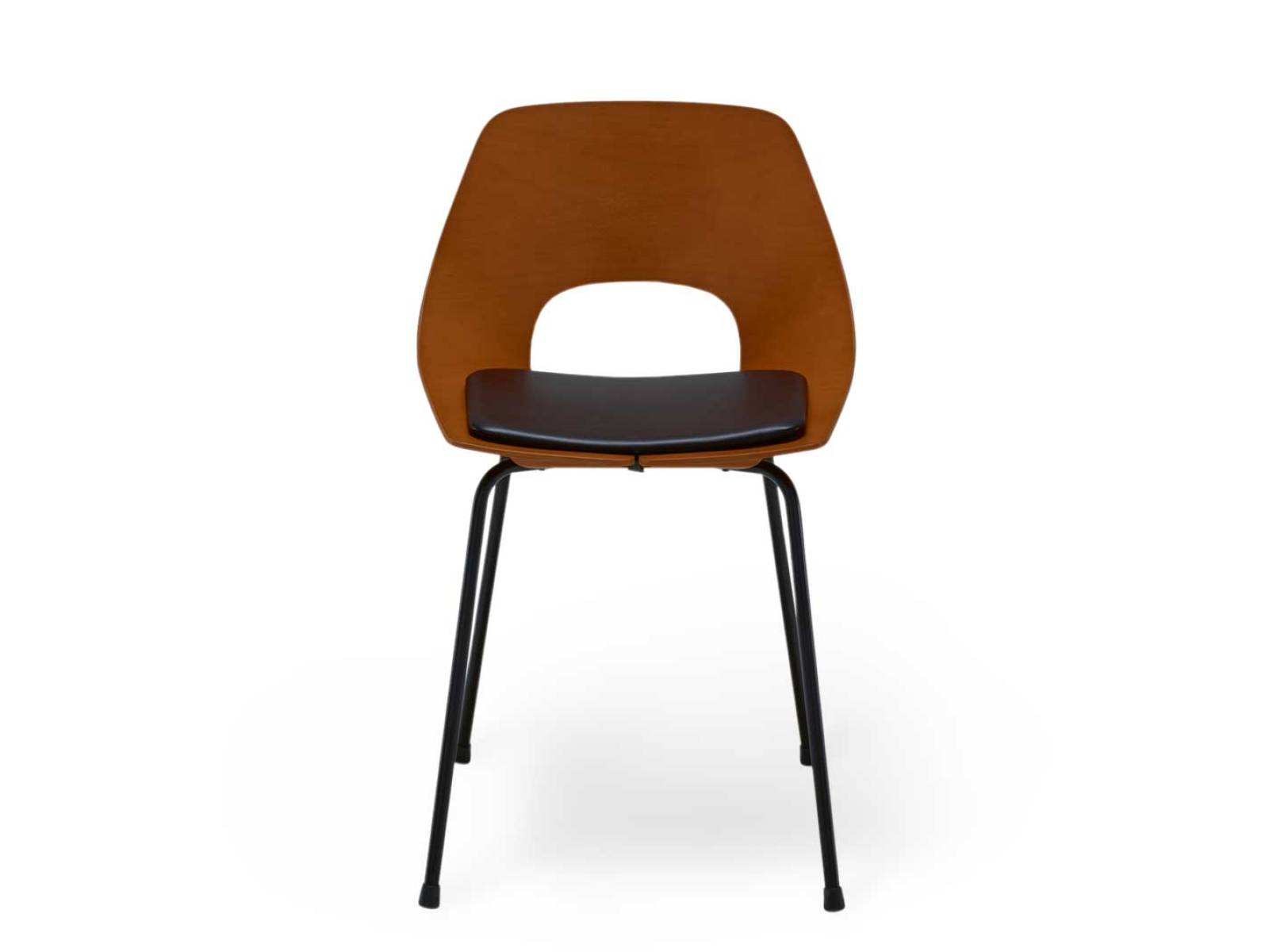 «Chaise Tonneau» gehört zur «Guariche»-Kollektion von Ligne Roset und zeigt die geformte Schichtholzschale von 1954 mit schwarz lackiertem Stahlgestell und schwarzem Lederkissen in neuer Auflage. LIGNE ROSET.